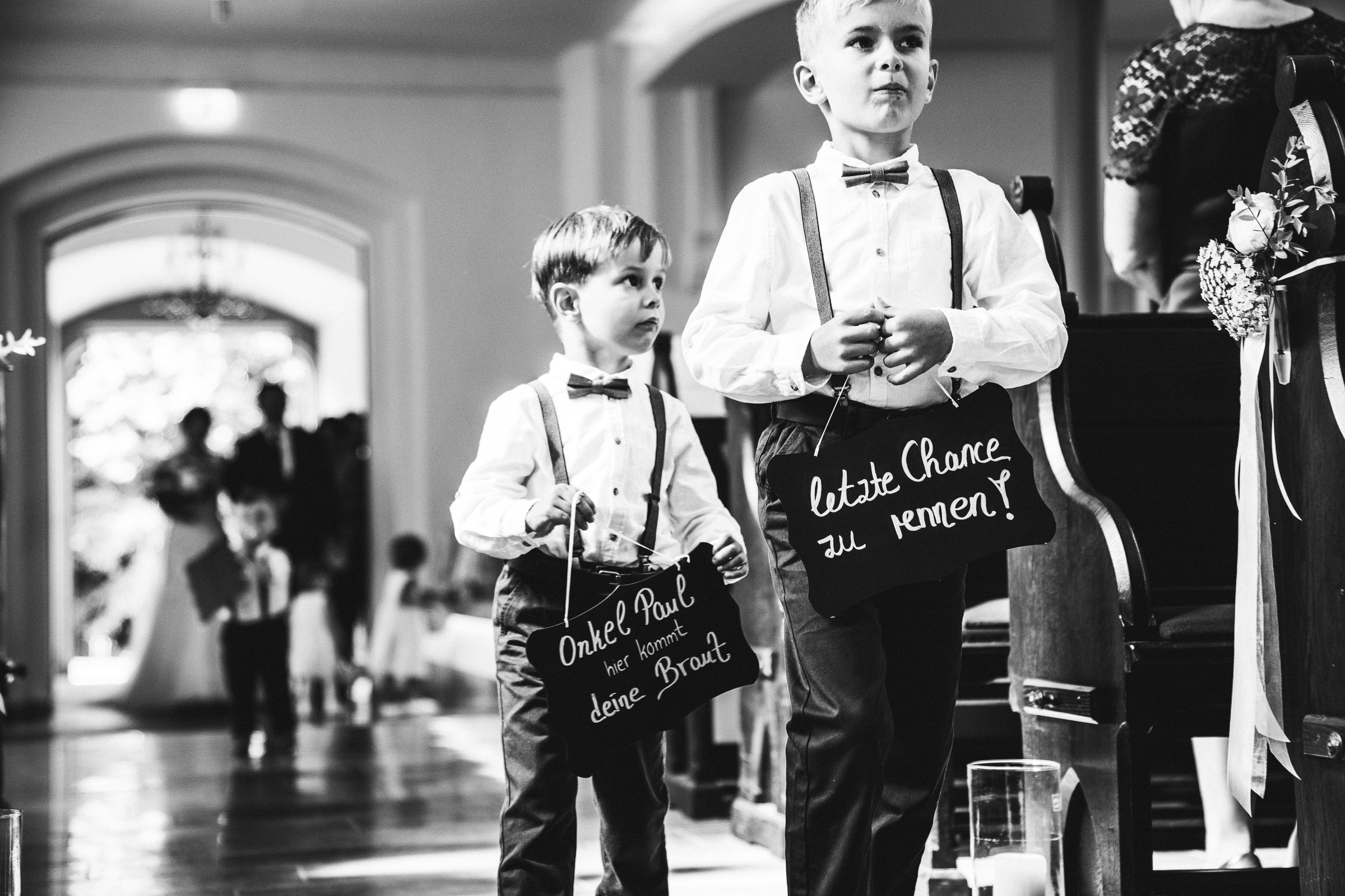 Septemberhochzeit: Kinder begleiten die Braut in die Kirche