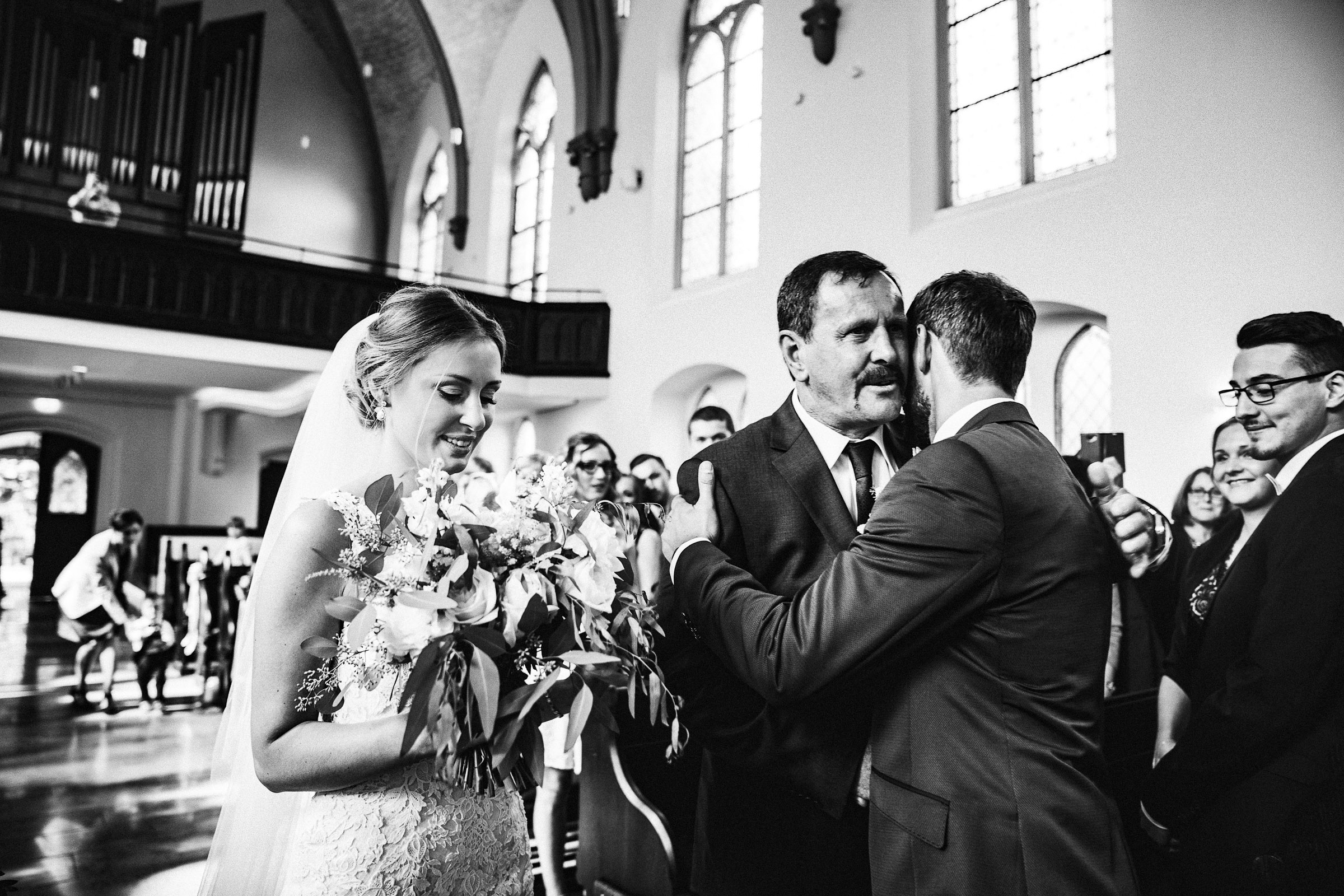 Septemberhochzeit: Brautvater drückt Bräutigam