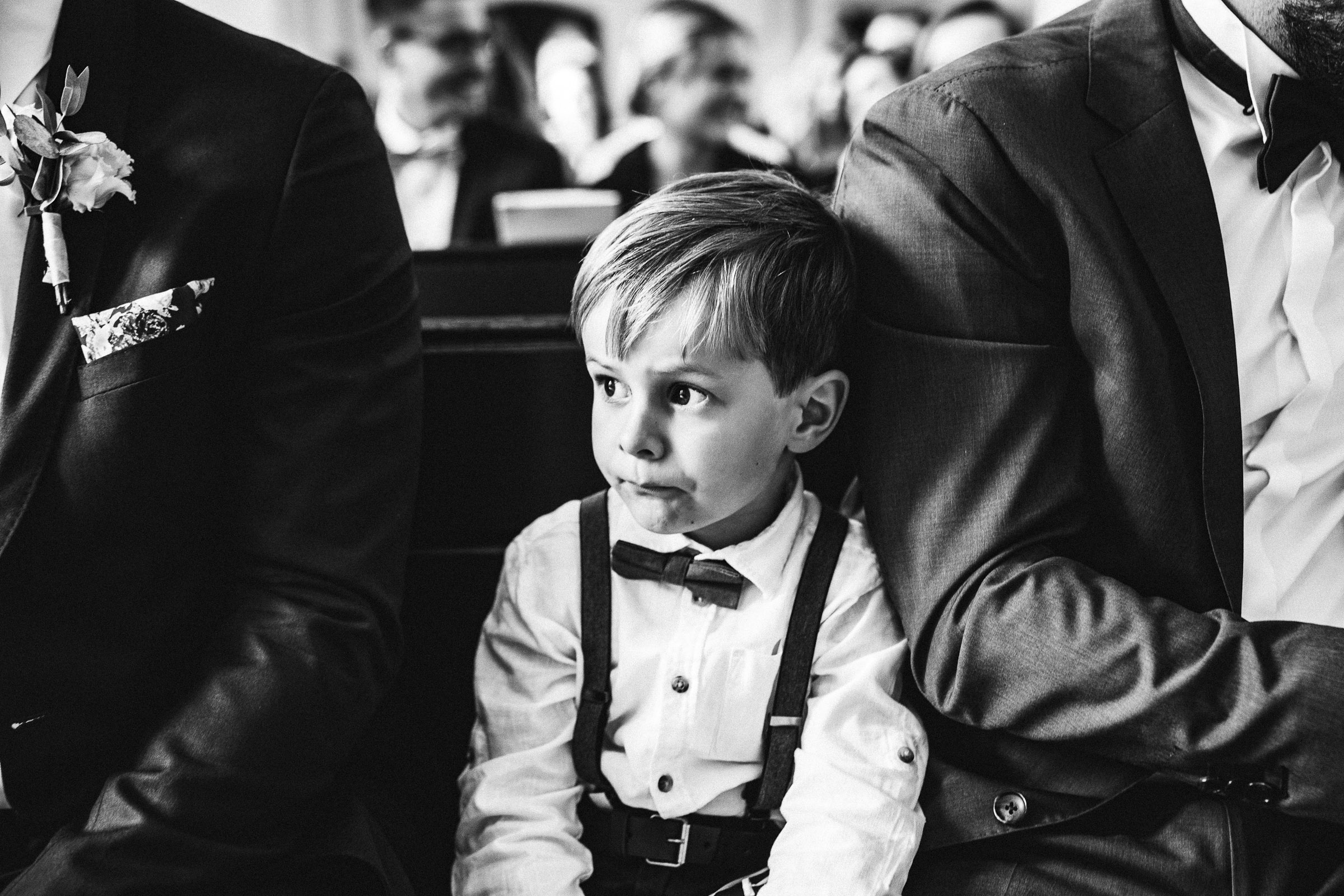 Septemberhochzeit: kleiner Junge verfolgt gespannt die Trauung