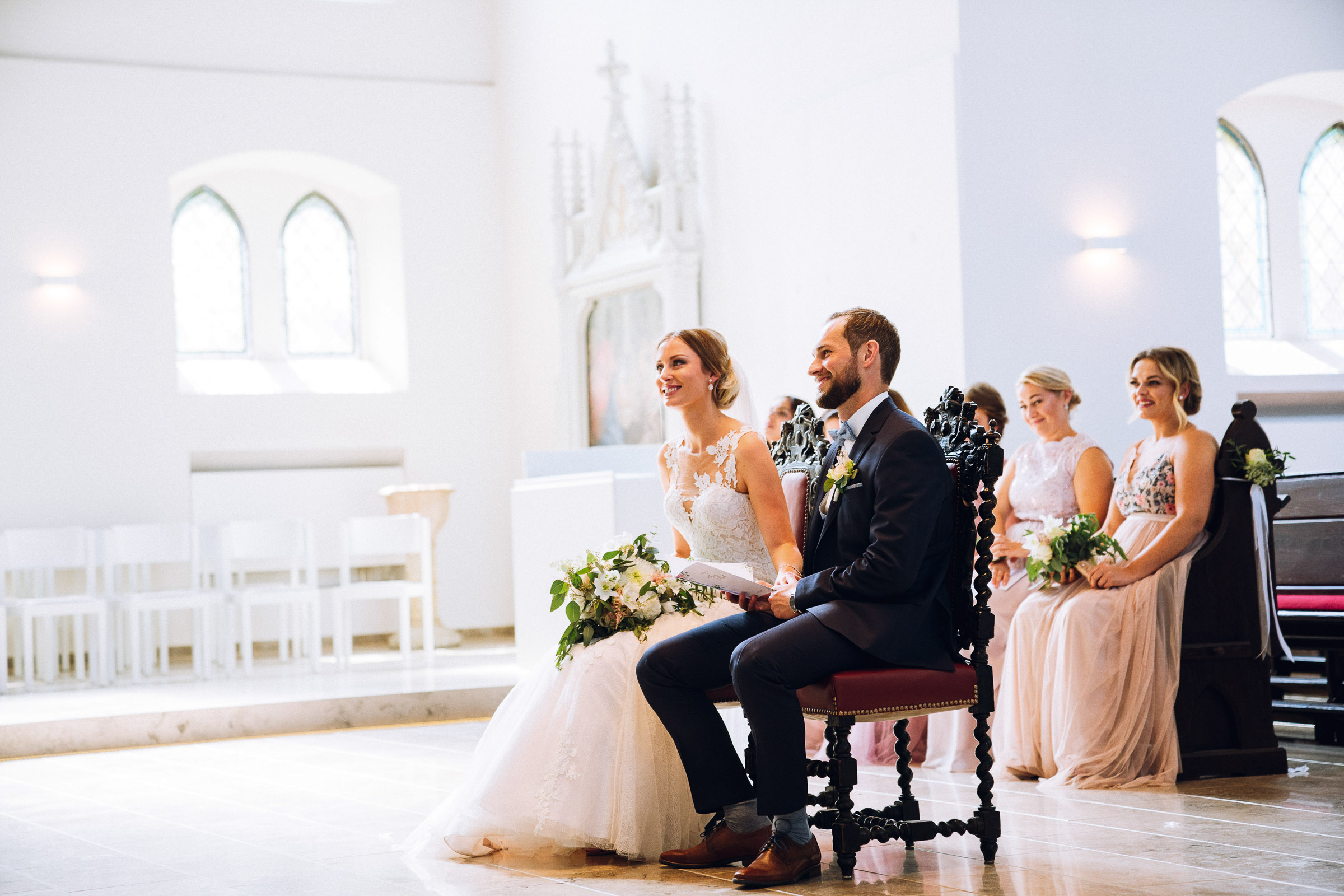 Septemberhochzeit: Brautpaar händchenhaltend während der Trauung
