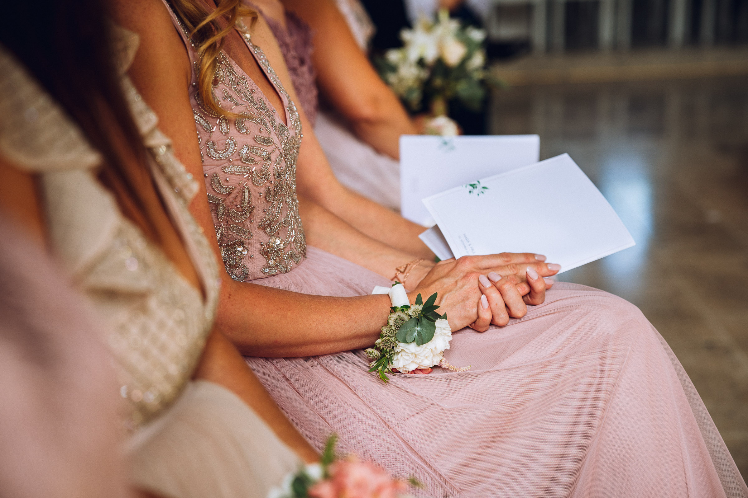 Septemberhochzeit: Brautjungfer hält Programmheft in der Hand