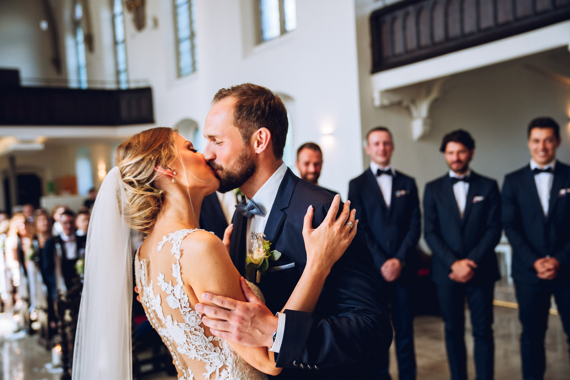Septemberhochzeit: das Brautpaar küsst sich