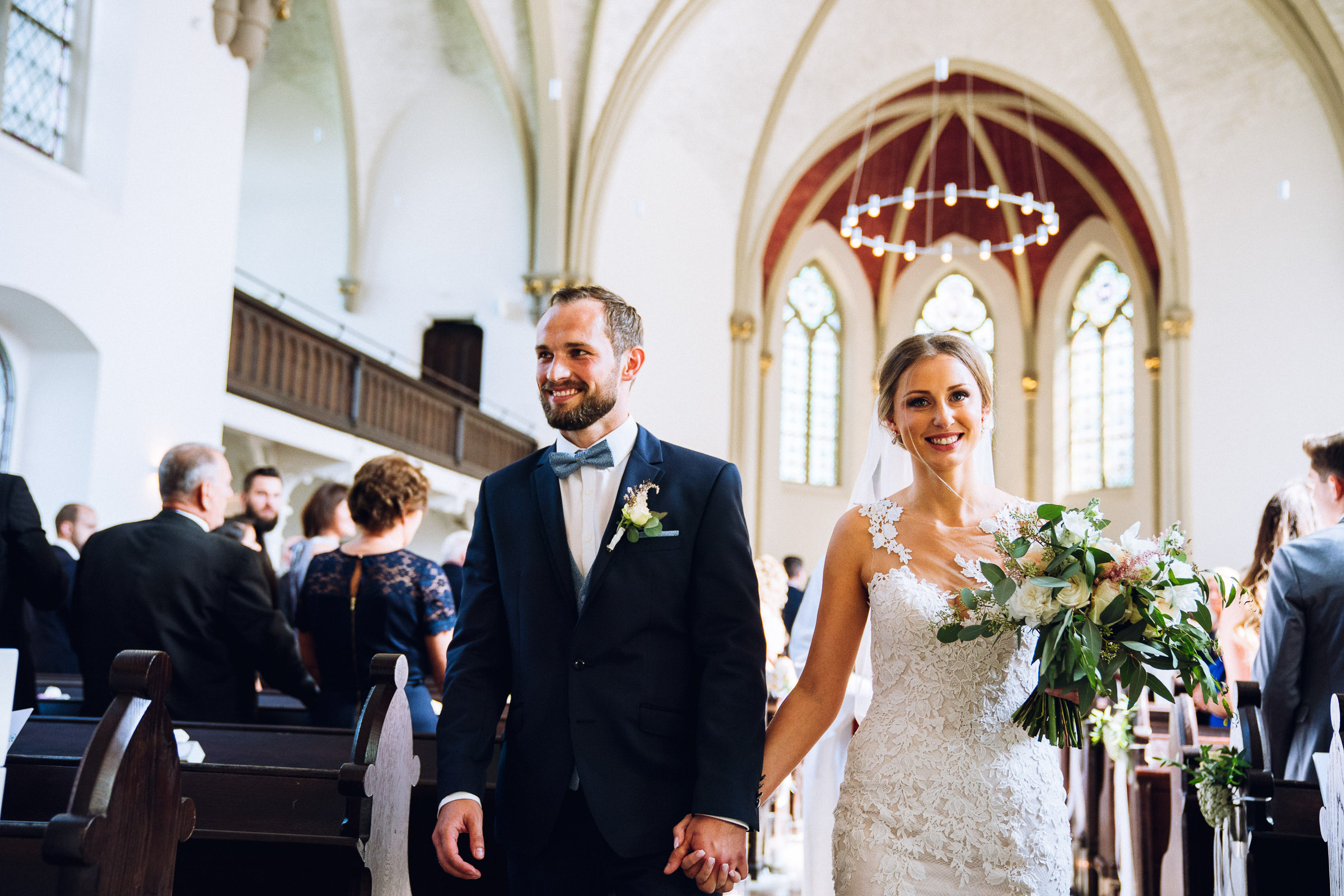 Septemberhochzeit: Auszug des Brautpaars aus der Kirche