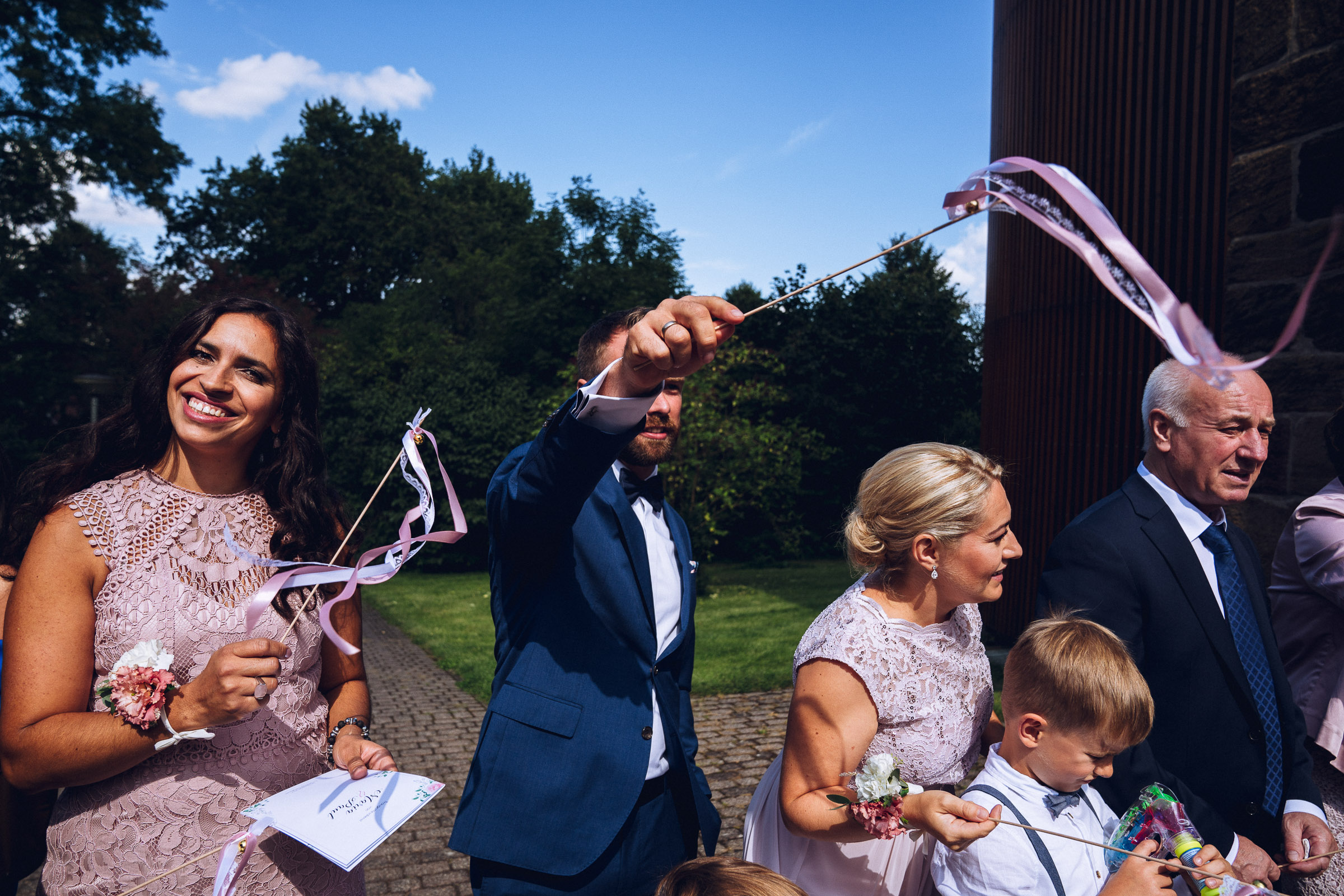 Septemberhochzeit: Hochzeitsgäste schwenken Bänder 