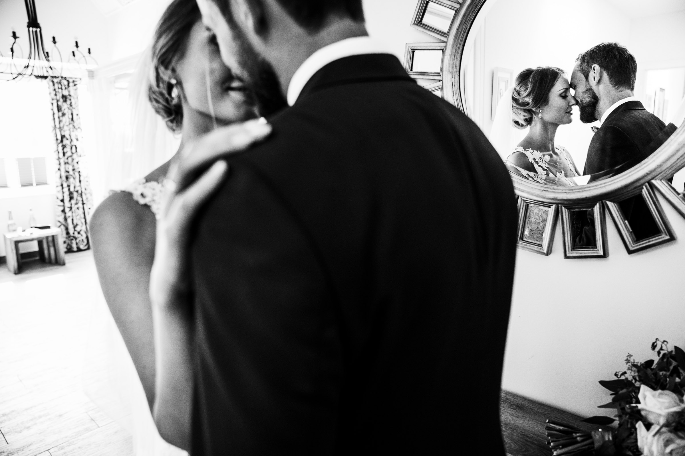 Septemberhochzeit: Brautpaar küsst sich