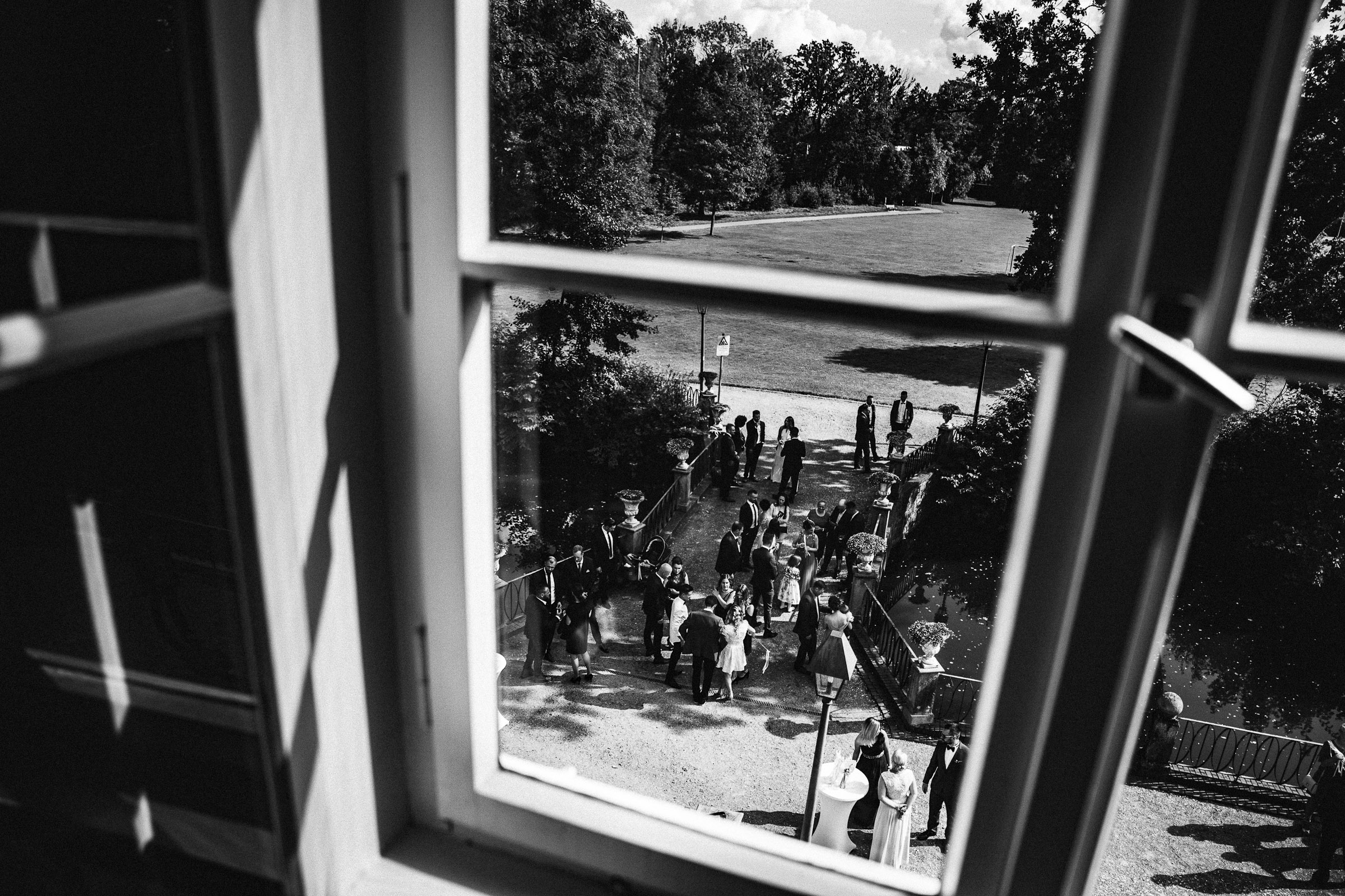 Septemberhochzeit: Hochzeitsgesellschaft wartet vor dem Schloß