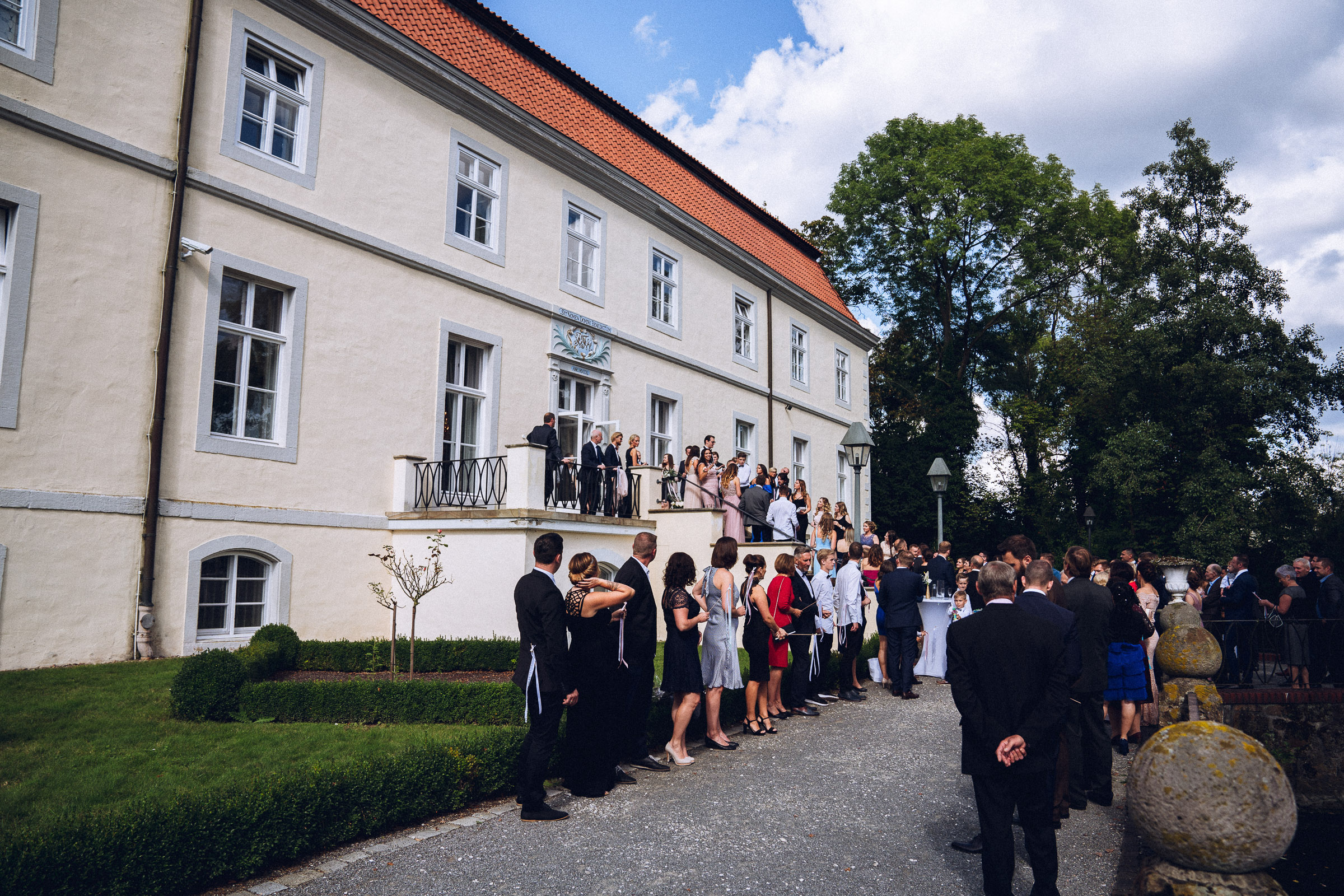 Septemberhochzeit: Hochzeitsgesellschaft versammelt sich auf der Schloßtreppe