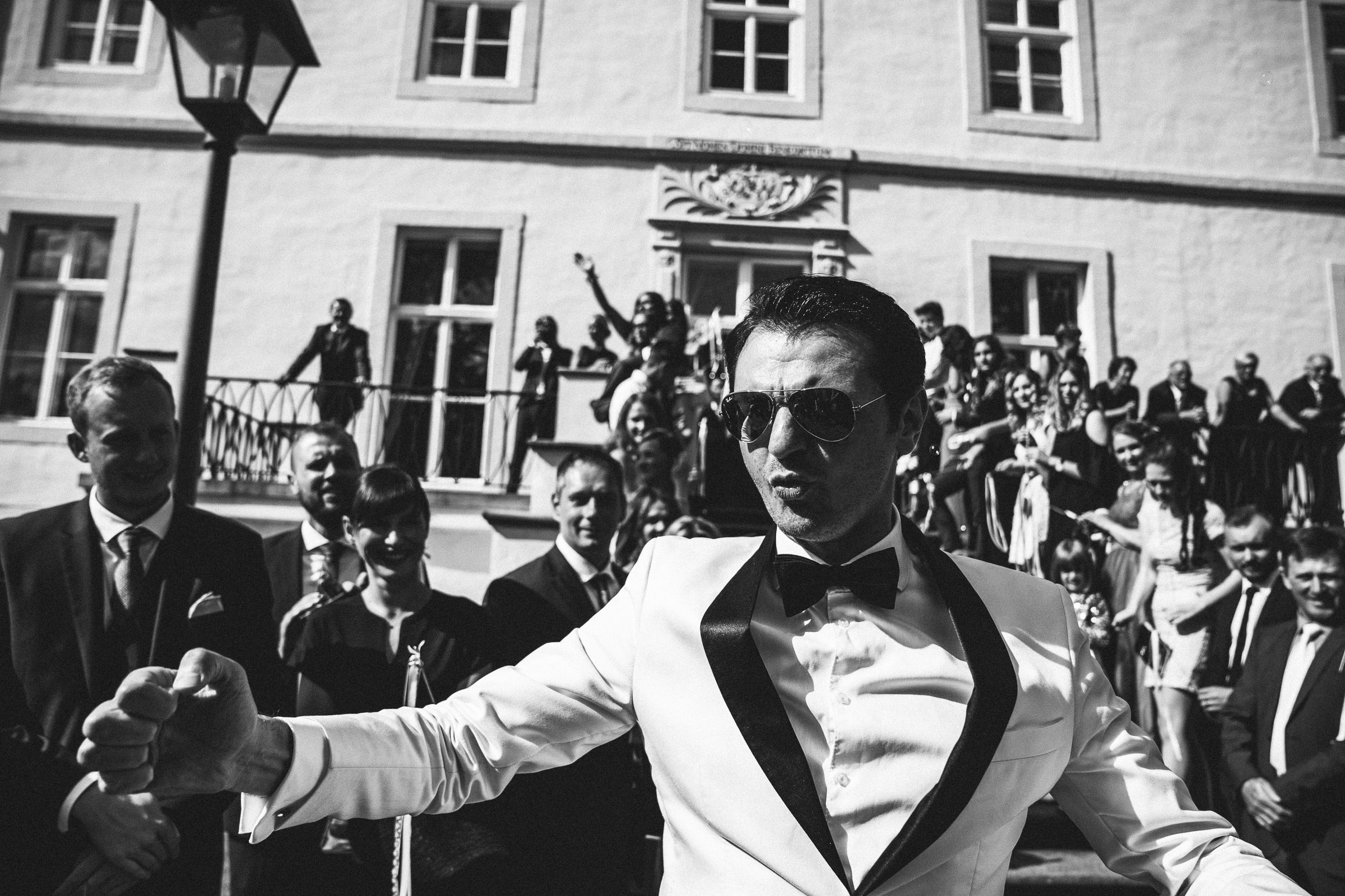 Septemberhochzeit: Hochzeitsgast posiert mit Sonnenbrille