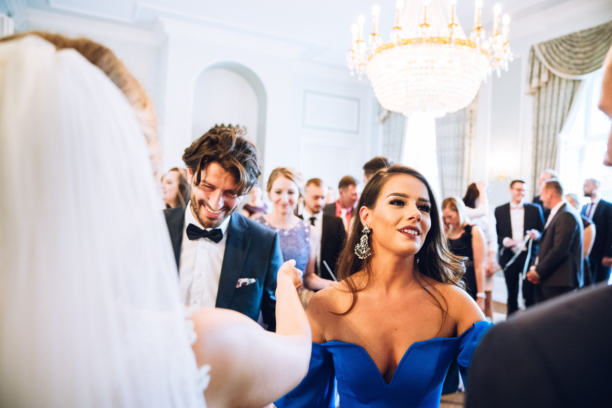 Septemberhochzeit: Hochzeitsgäste gratulieren dem Brautpaar