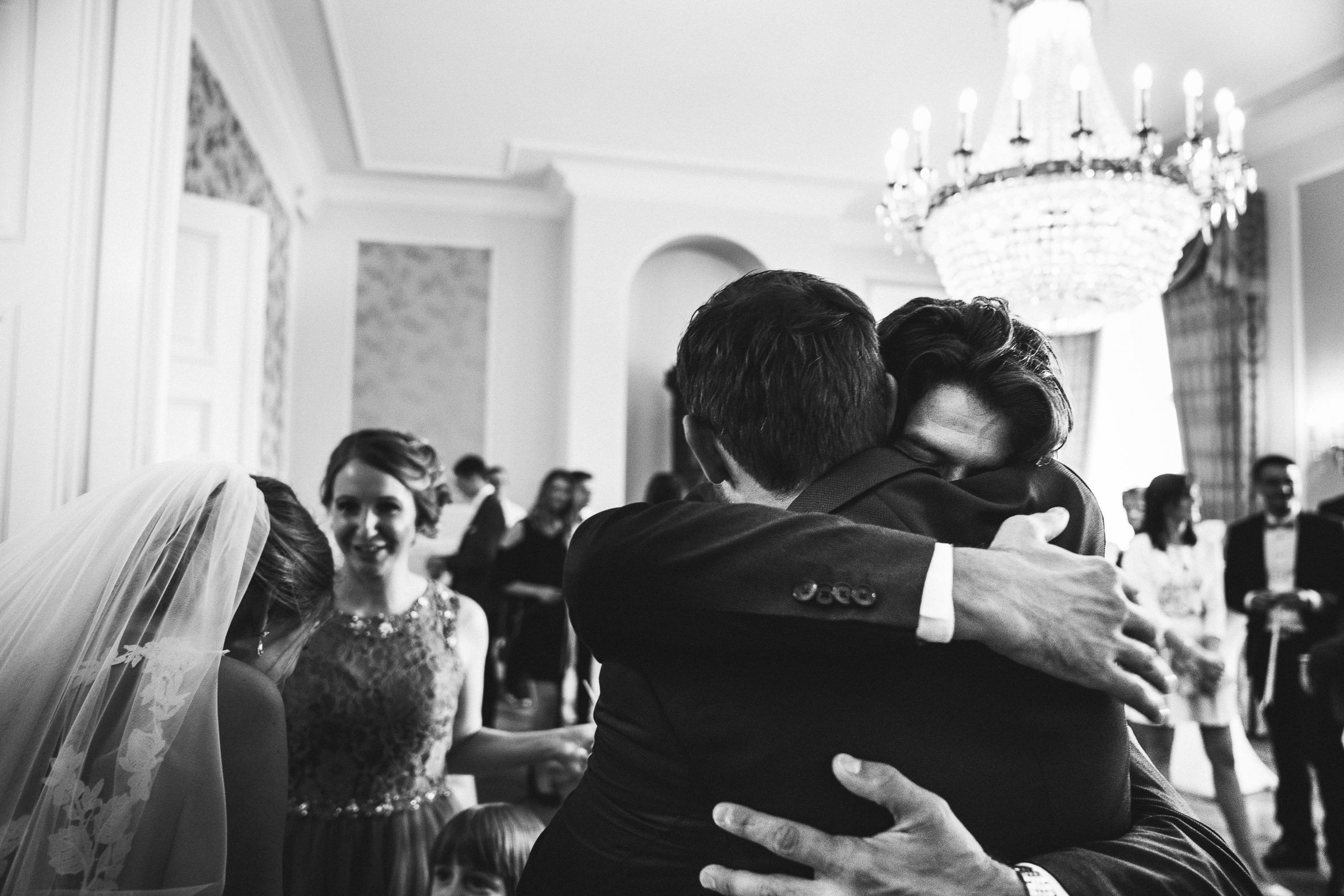 Septemberhochzeit: Hochzeitsgast umarmt Bräutigam