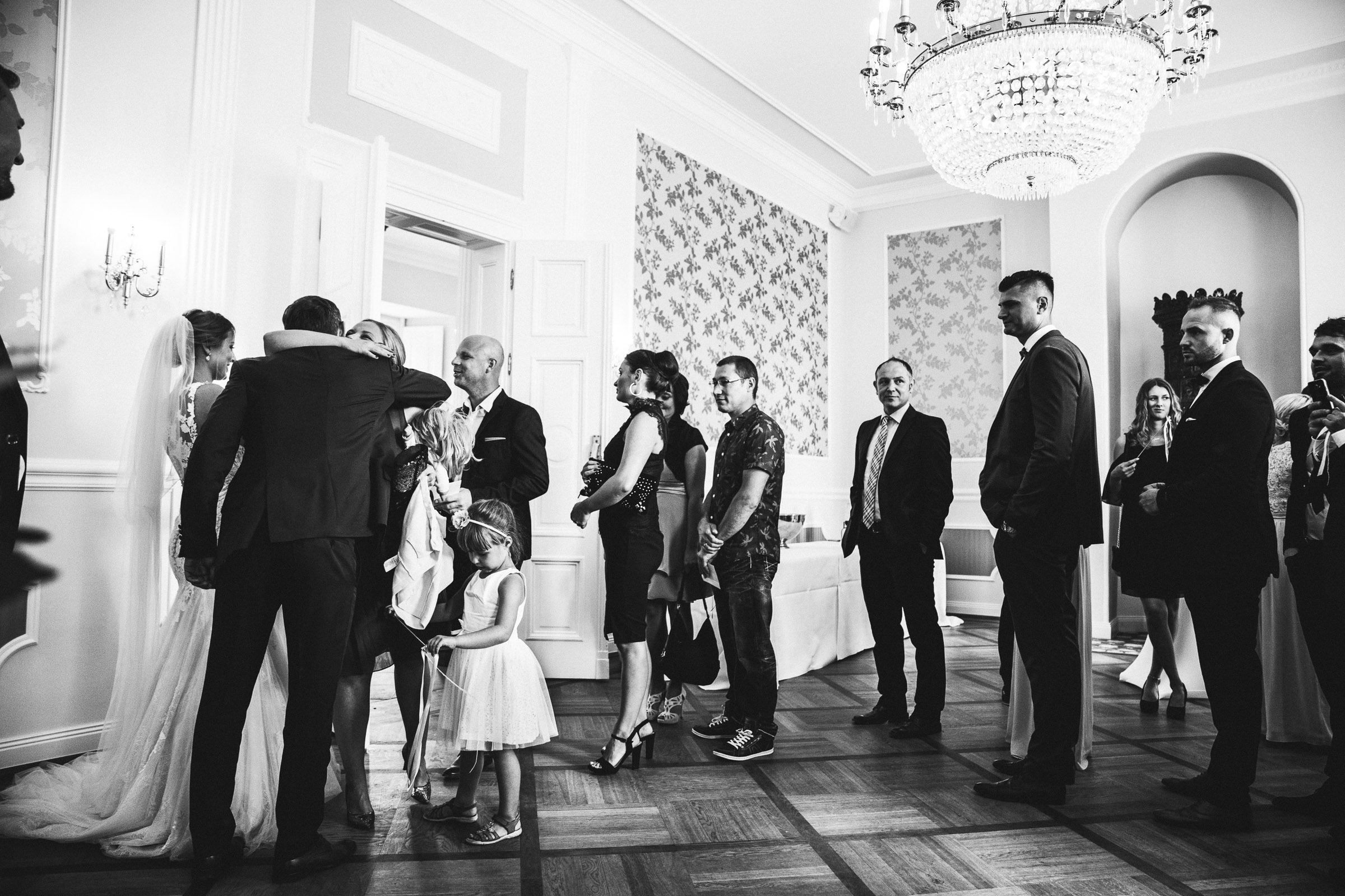 Septemberhochzeit: Hochzeitsgäste stehen Schlange, um dem Brautpaar zu gratulieren