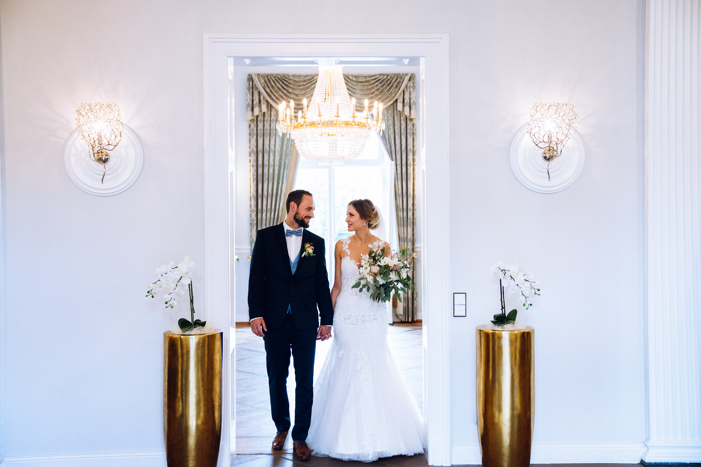 Septemberhochzeit: Brautpaar betritt den Festsaal