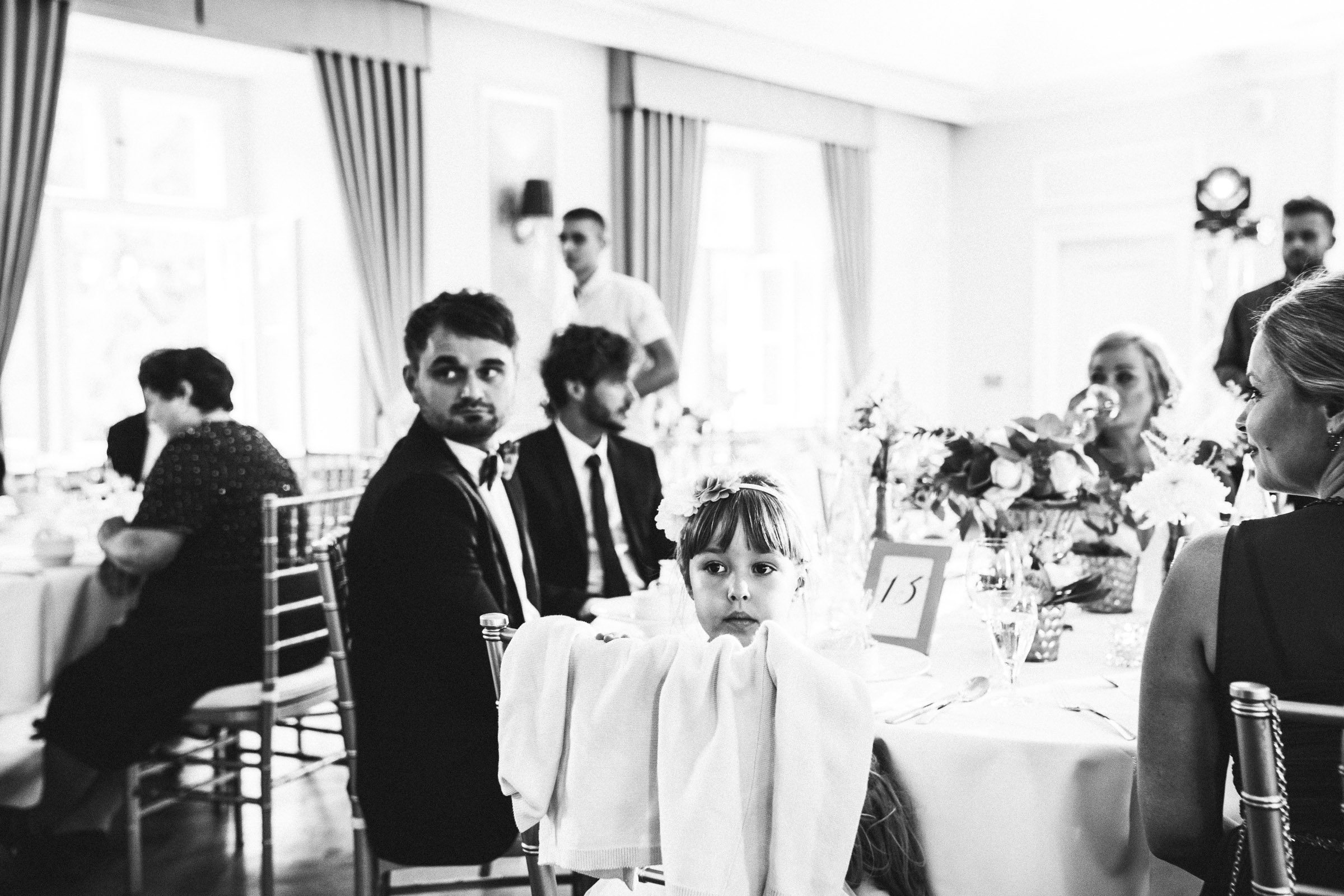 Septemberhochzeit: Hochzeitsgäste sitzen an den dekorierten Tafeln