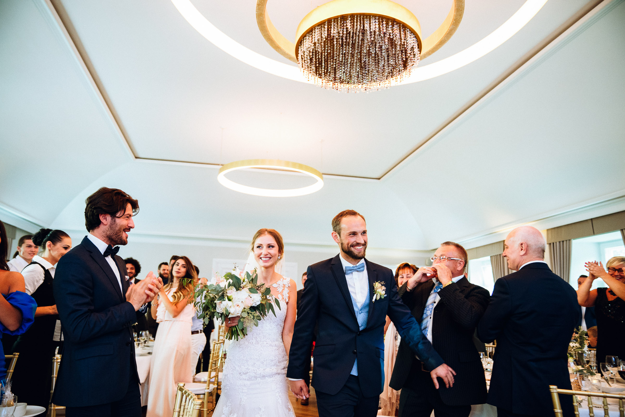 Septemberhochzeit: Brautpaar wird klatschend empfangen