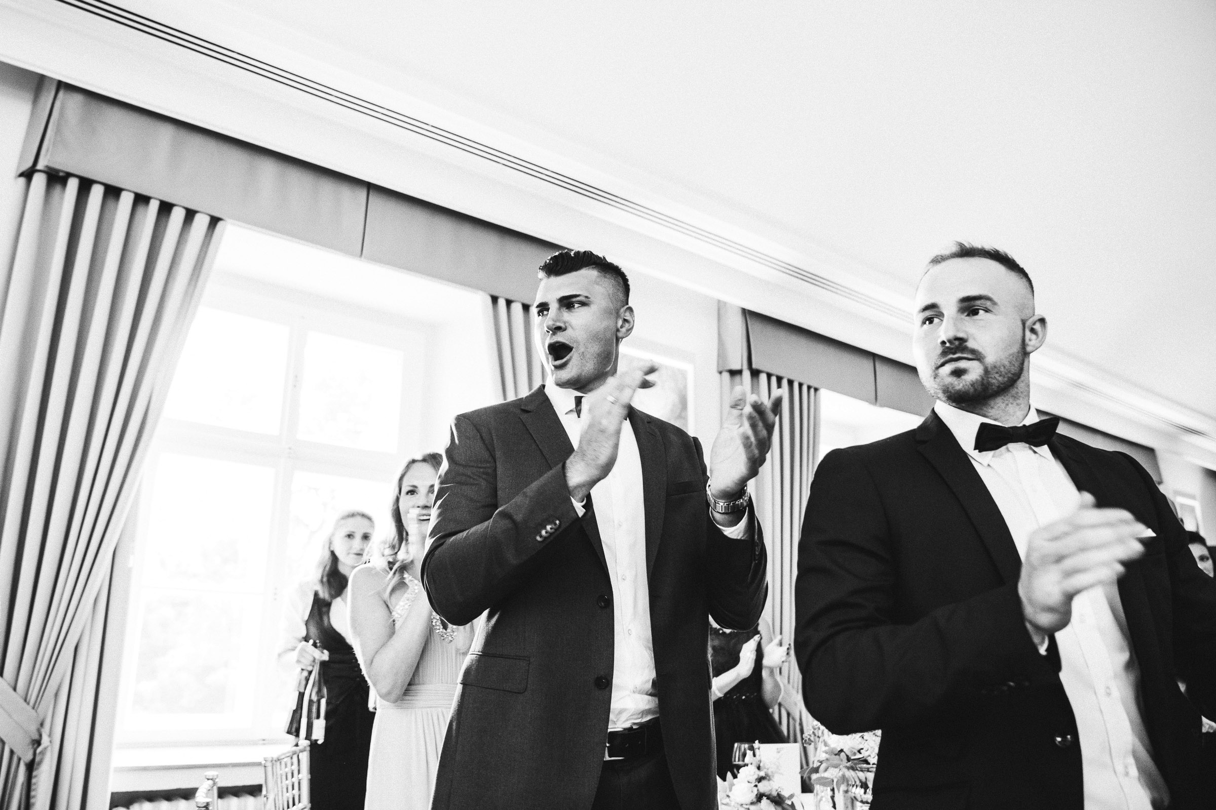 Septemberhochzeit: klatschende Hochzeitsgäste