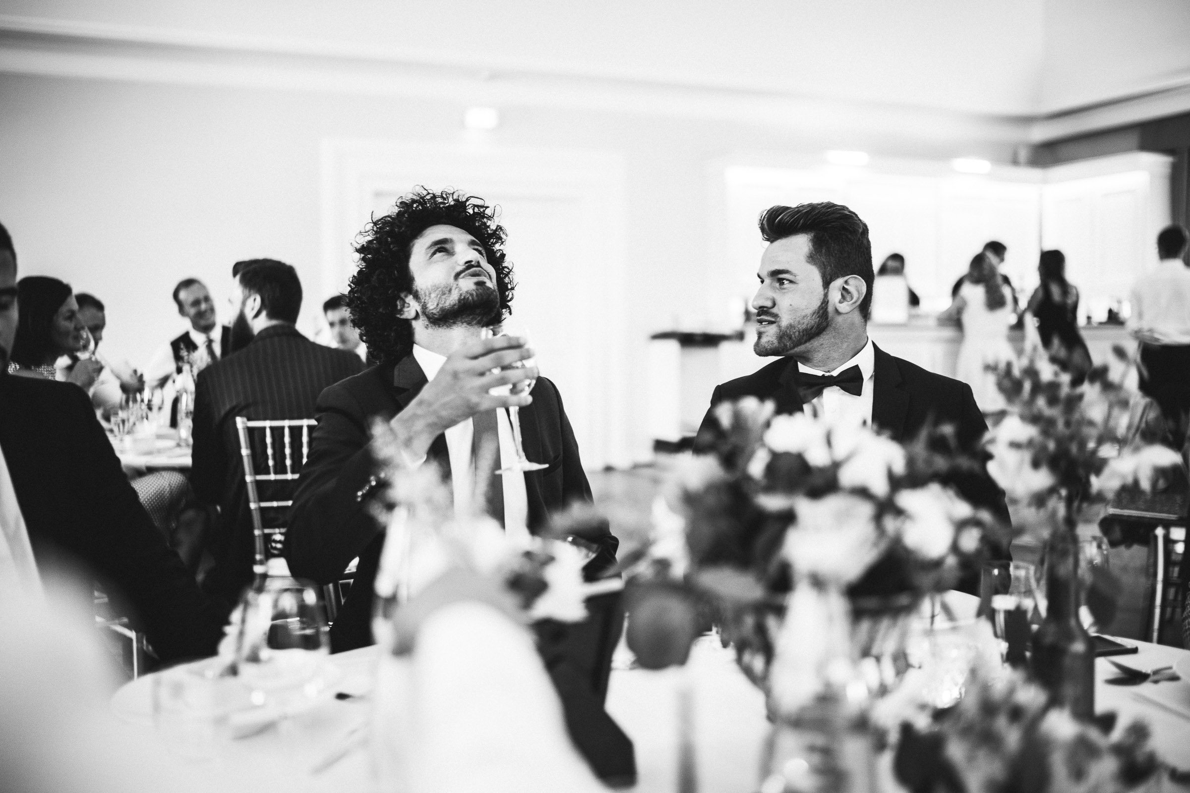 Septemberhochzeit: Hochzeitsgast mit Weinglas