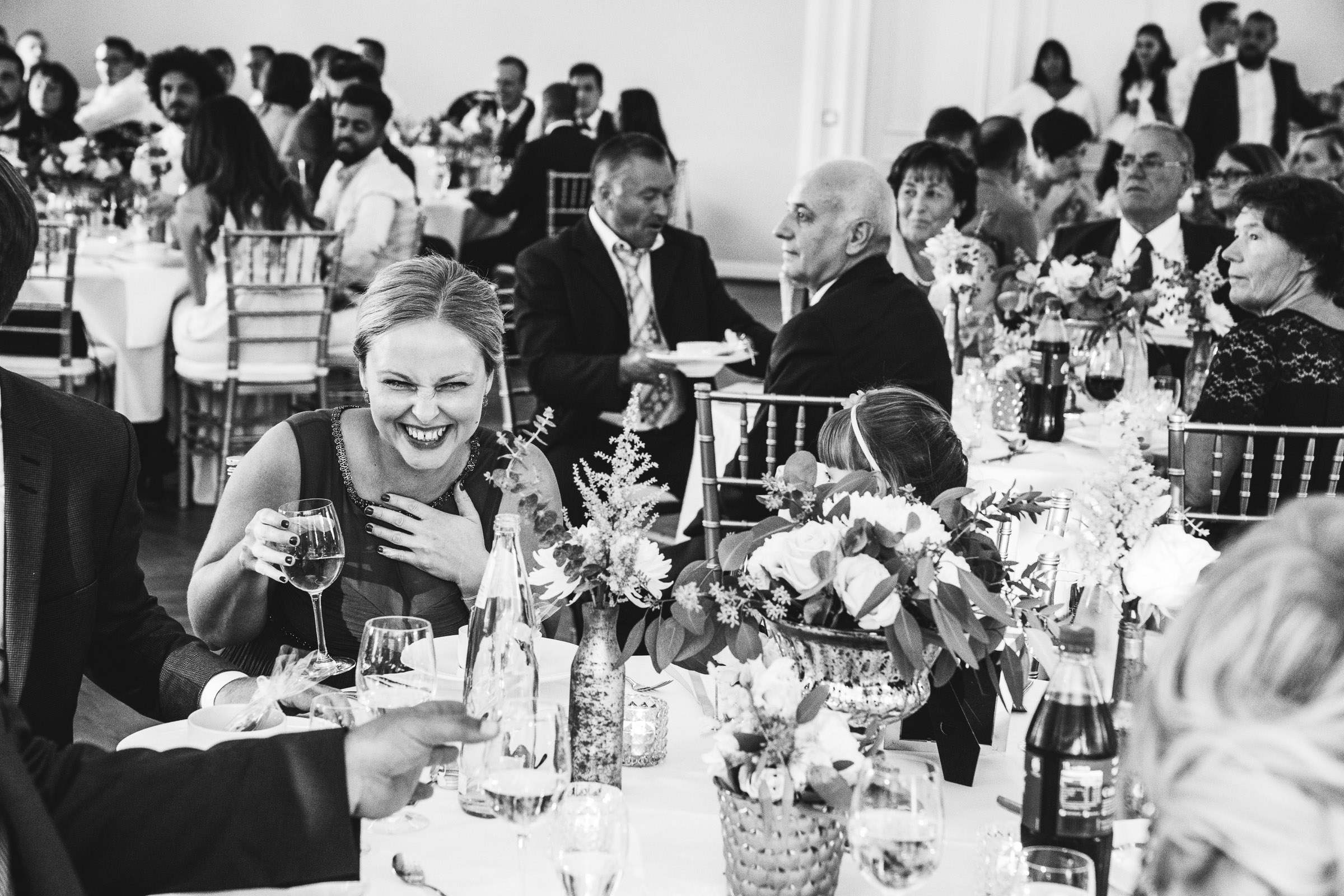 Septemberhochzeit: lachender Hochzeitsgast am Tisch