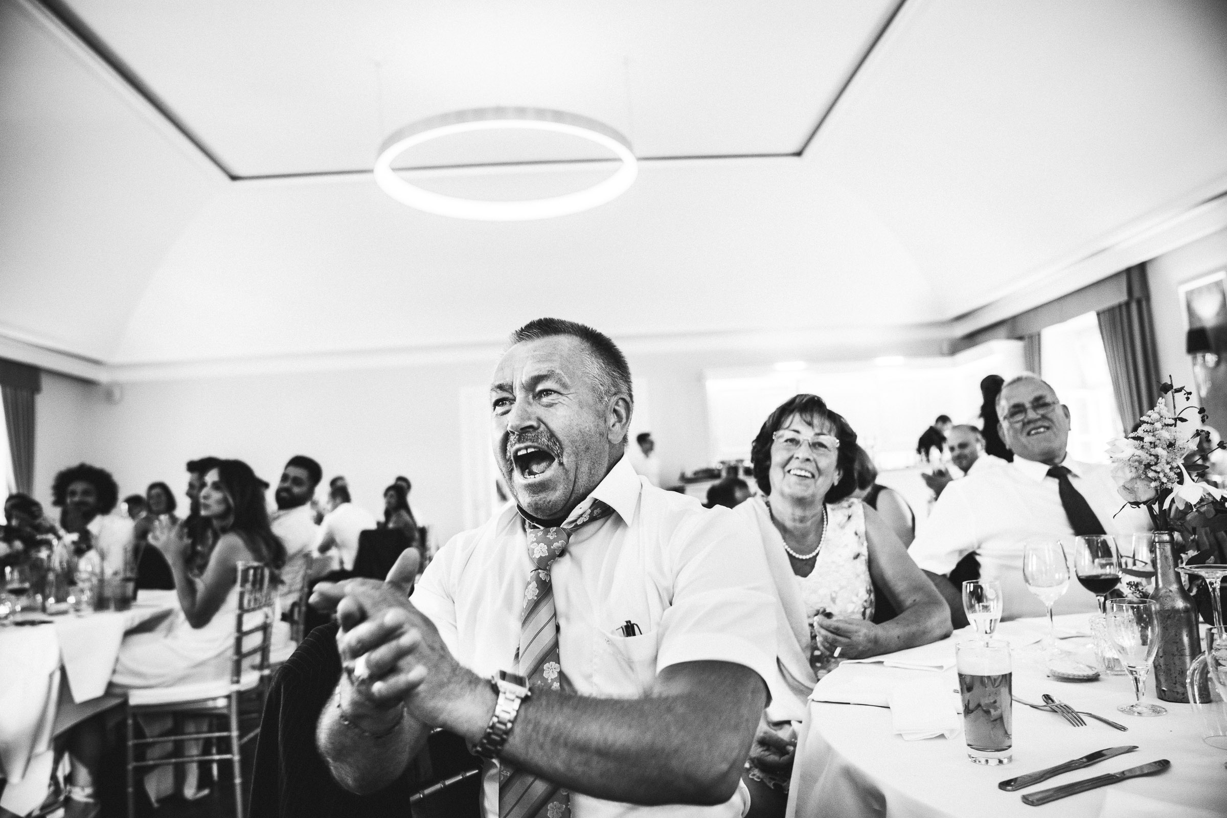 Septemberhochzeit: johlende Hochzeitsgäste