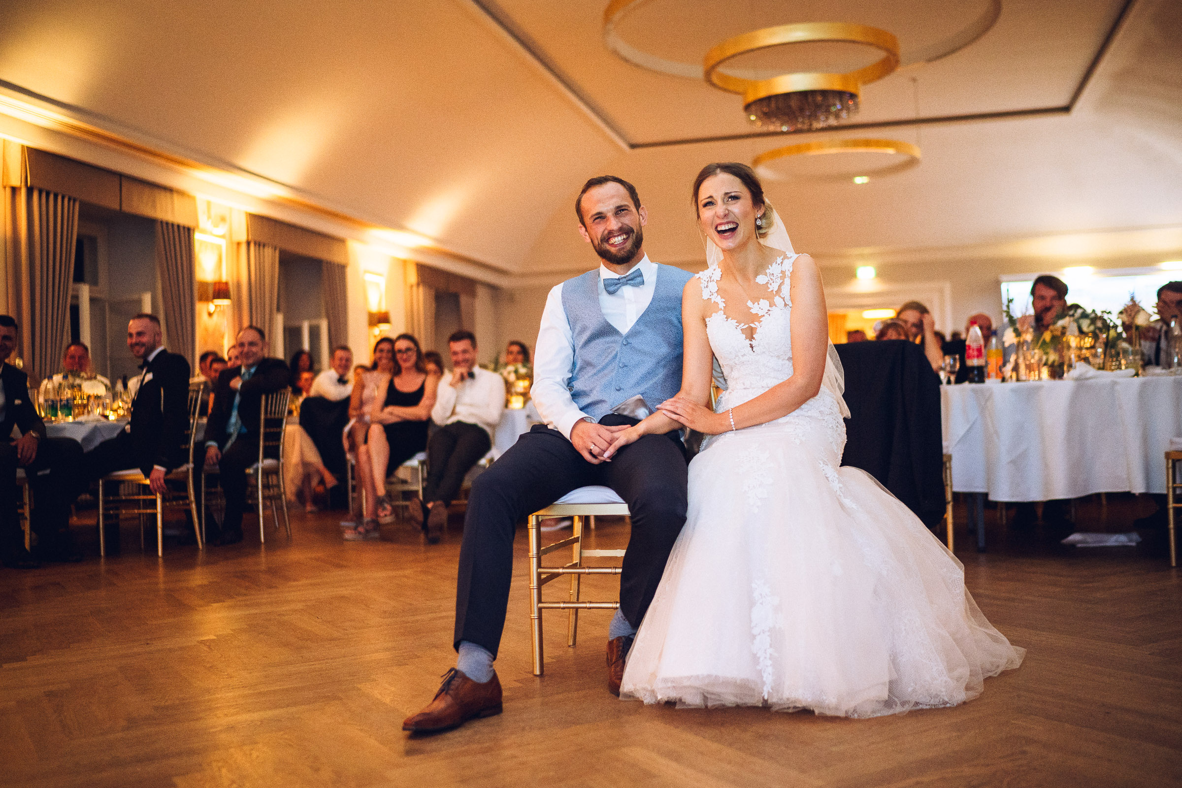 Septemberhochzeit: lachendes Brautpaar