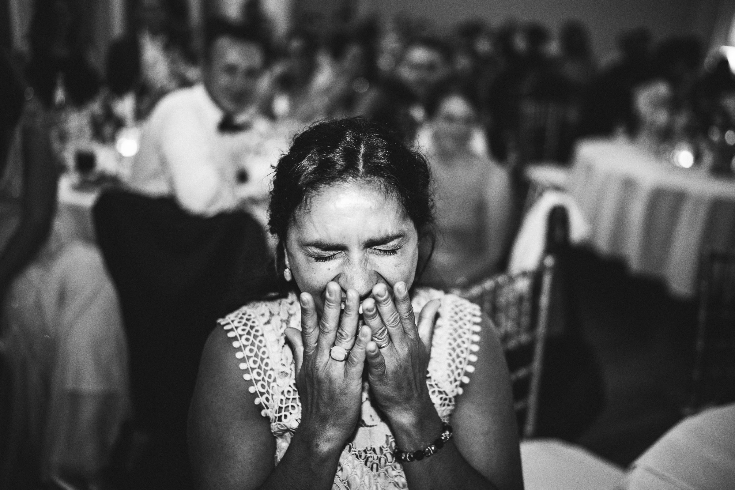 Septemberhochzeit: lachender Hochzeitsgast schlägt Hände vor's Gesicht