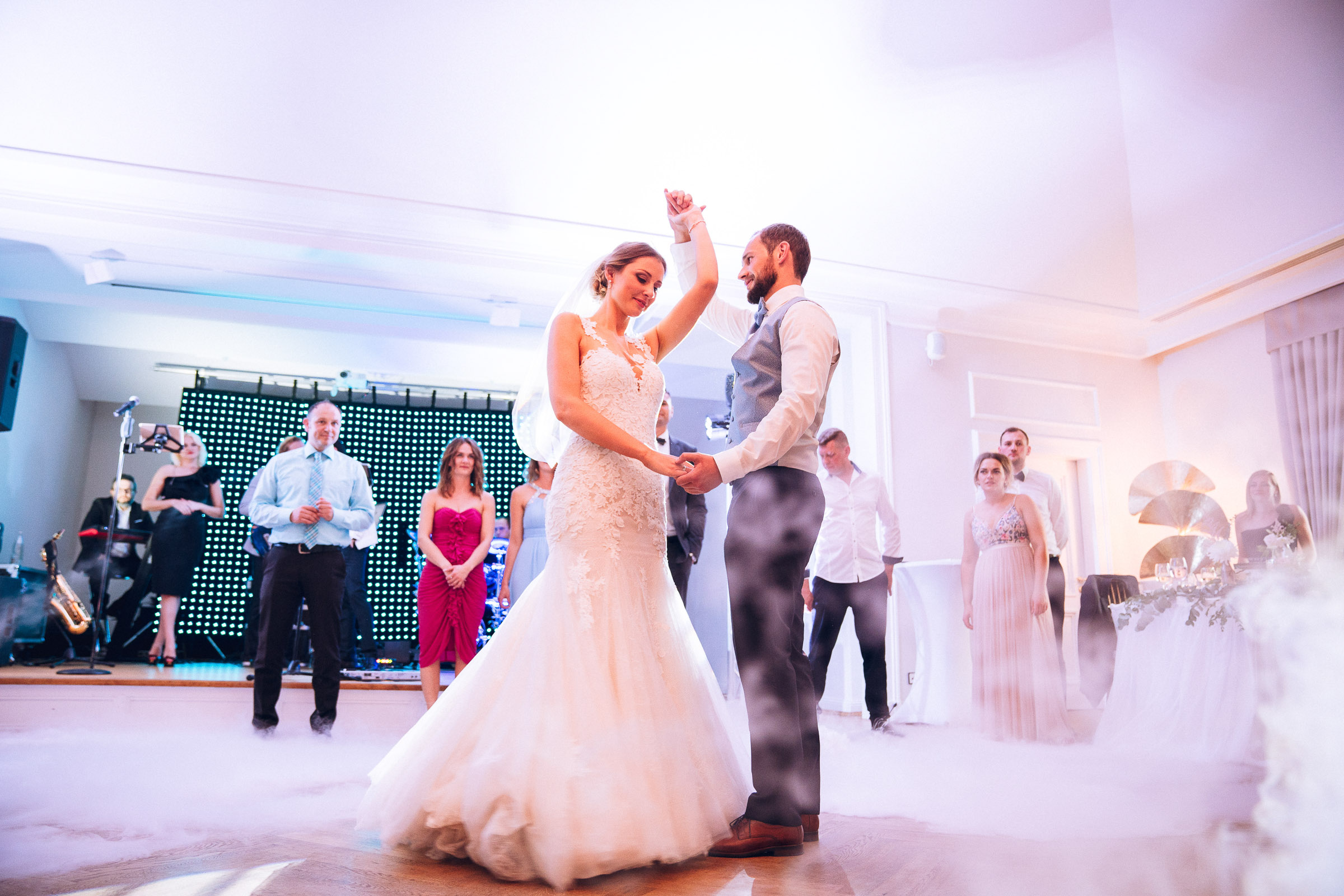 Septemberhochzeit: Brautpaar eröffnet mit Hochzeitstanz die Tanzfläche