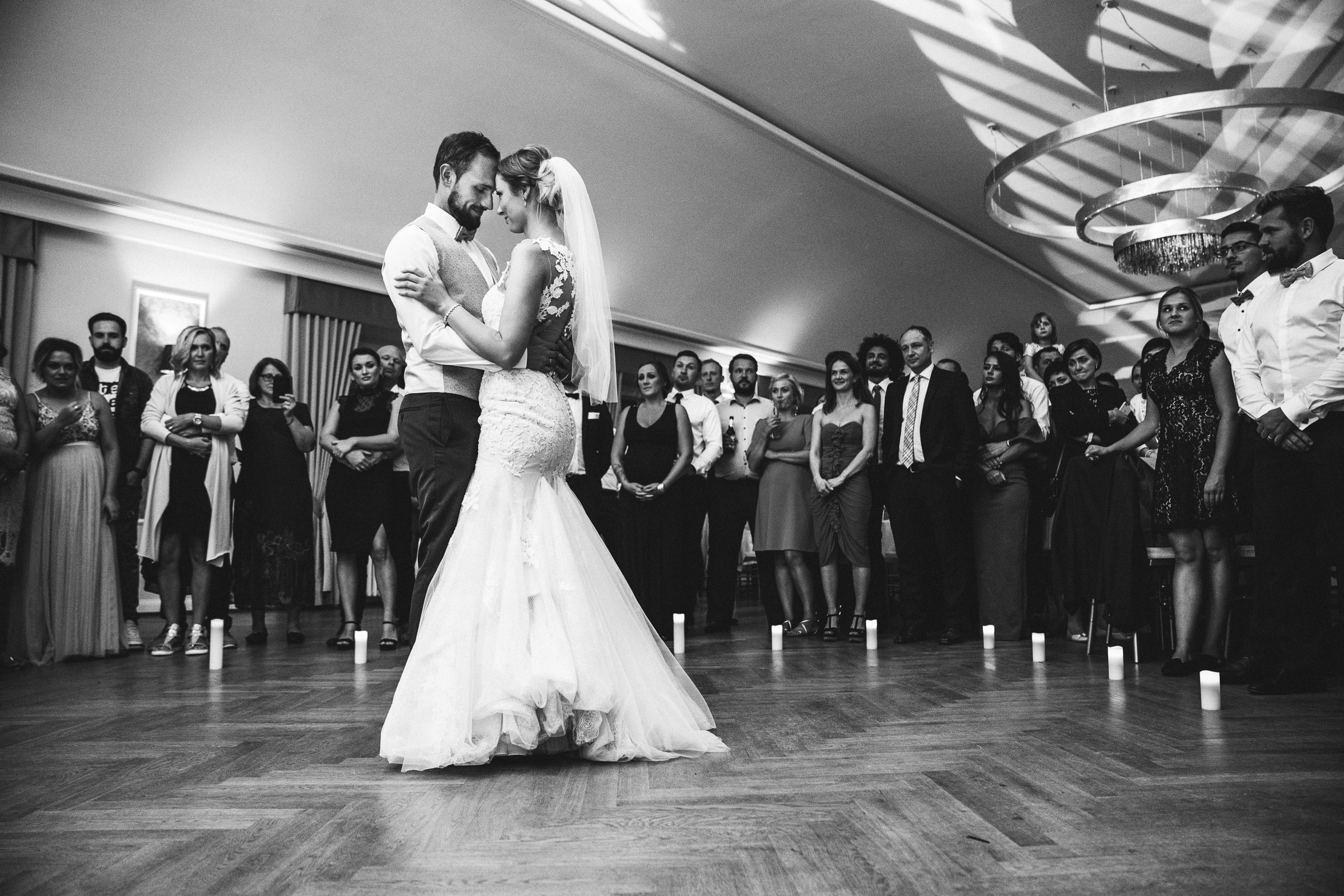 Septemberhochzeit: Braut tanzt im Kreis der Hochzeitsgäste