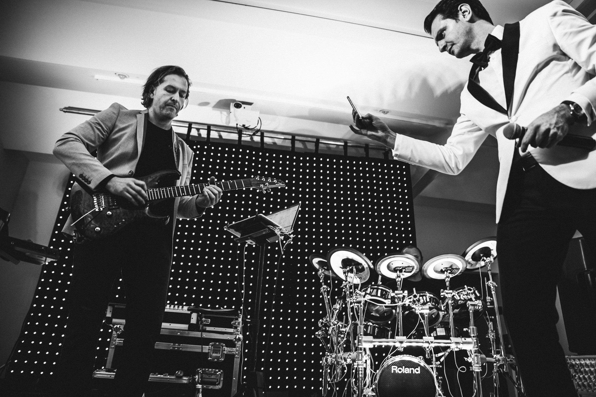 Septemberhochzeit: Hochzeitsgast fotografiert Musiker mit Handy