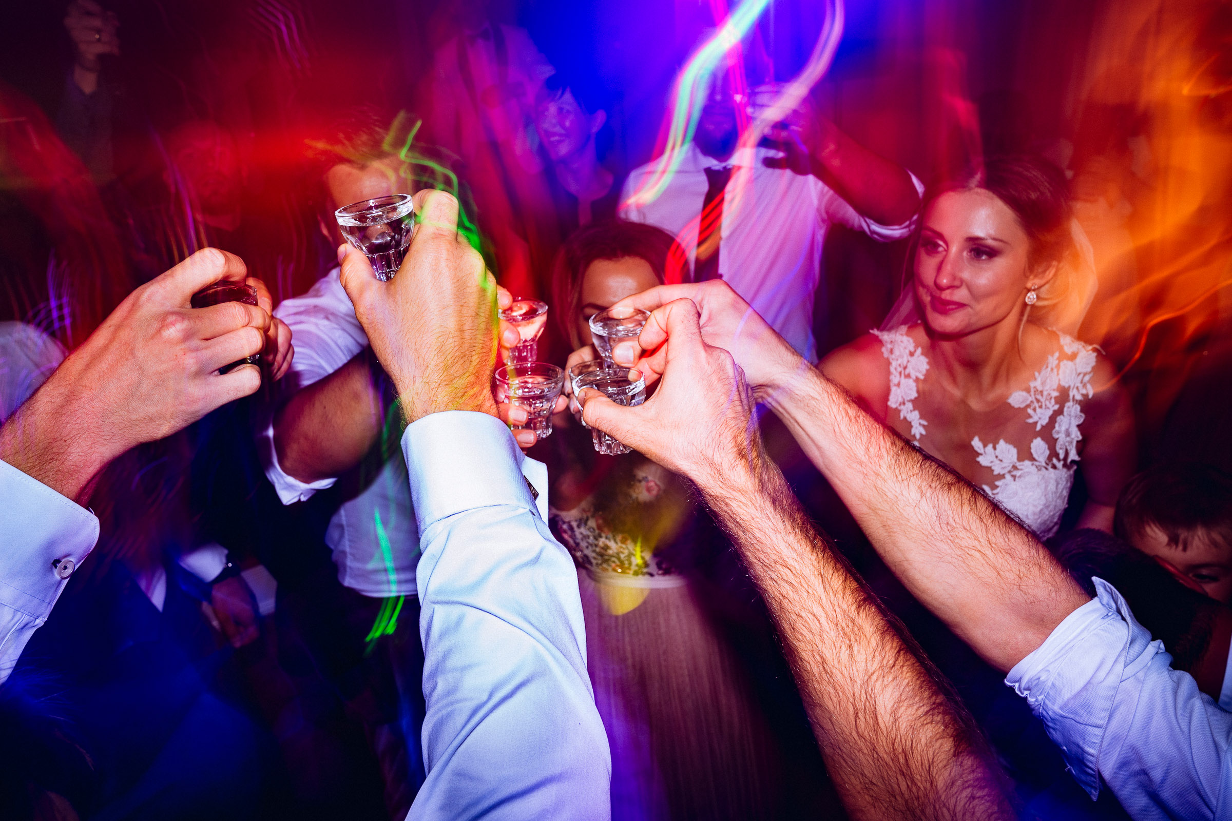 Septemberhochzeit: Hochzeitsgäste stoßen mit Schnapsgläsern auf der Tanzfläche an