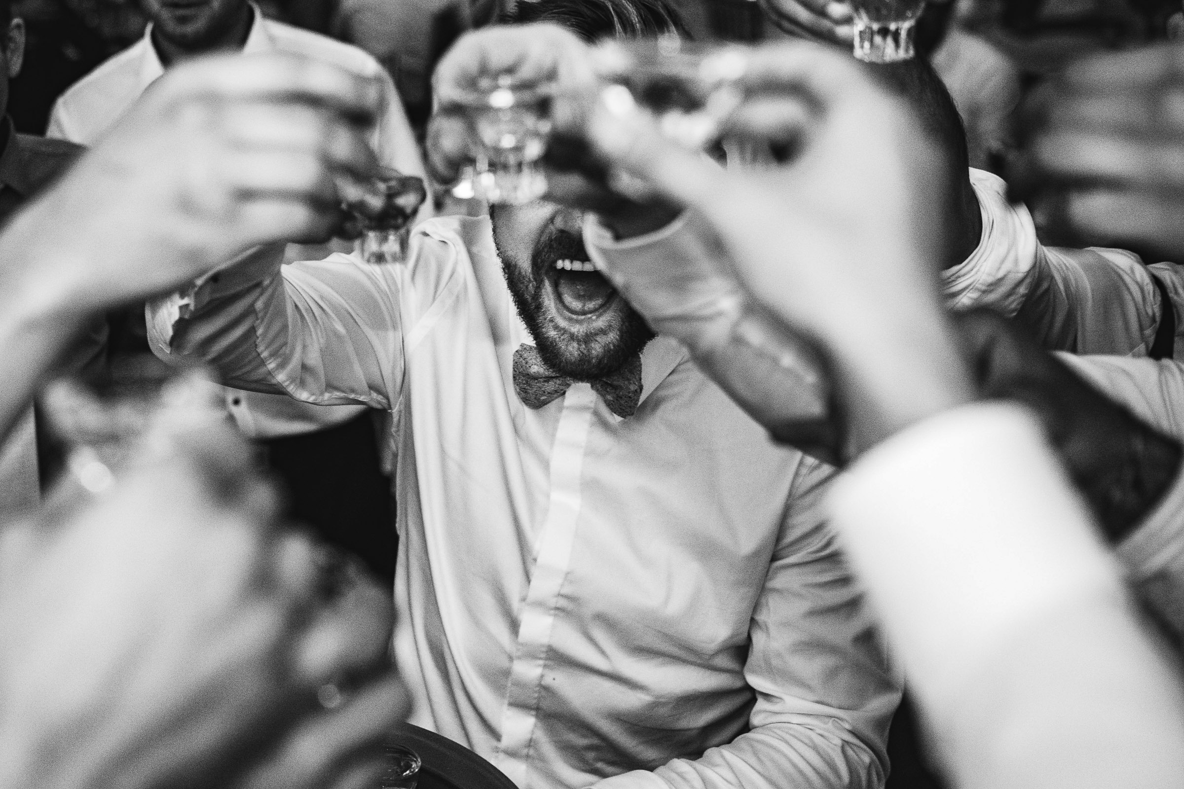 Septemberhochzeit: johlende Hochzeitsgäste prosten sich zu
