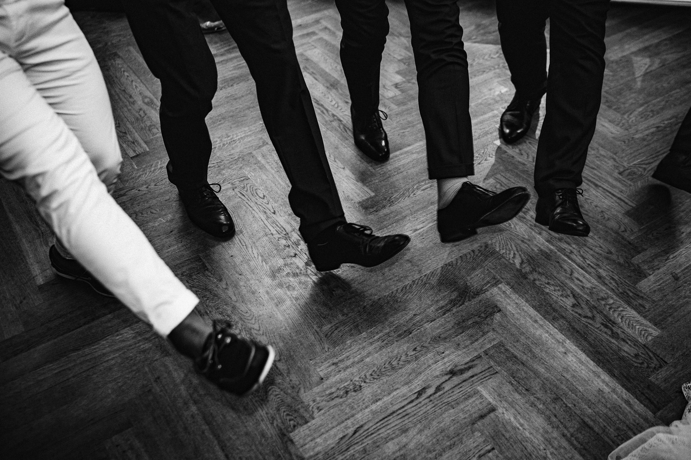 Septemberhochzeit: Füße der tanzenden Gäste