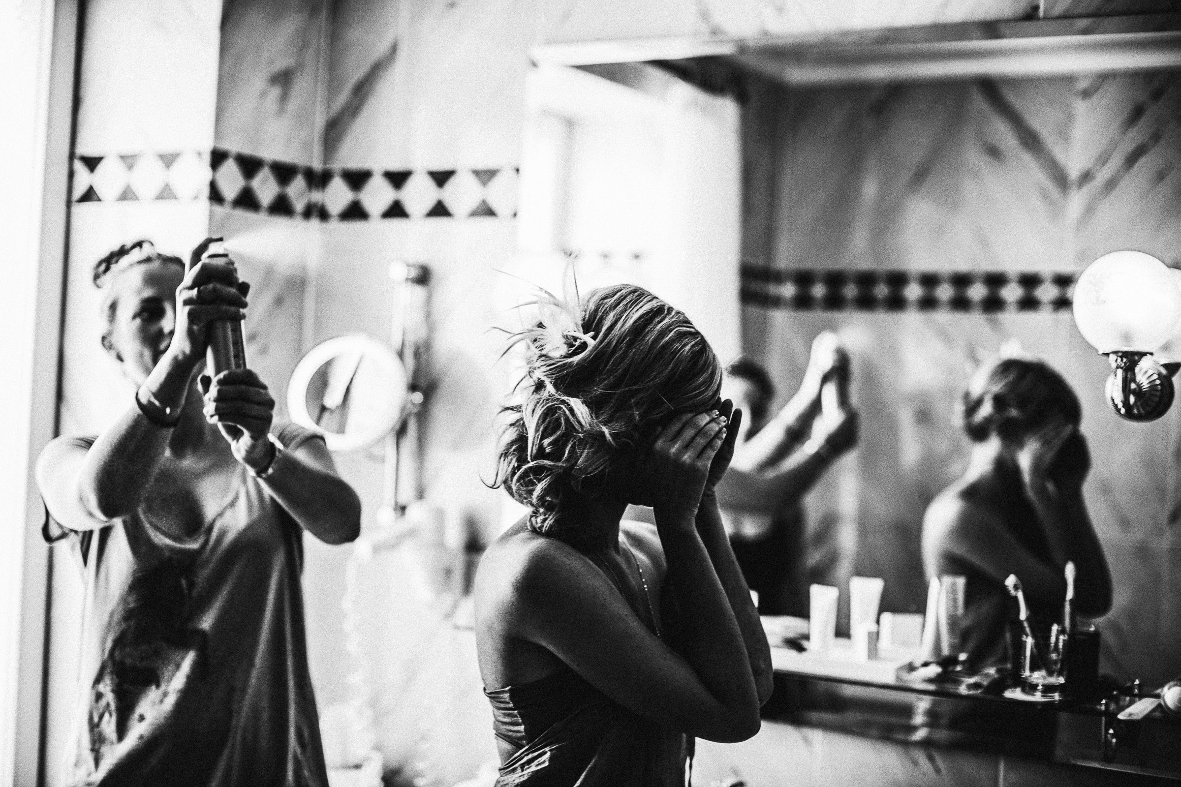 Schlosshochzeit: Die Braut wird mit Haarspray eingesprayt.