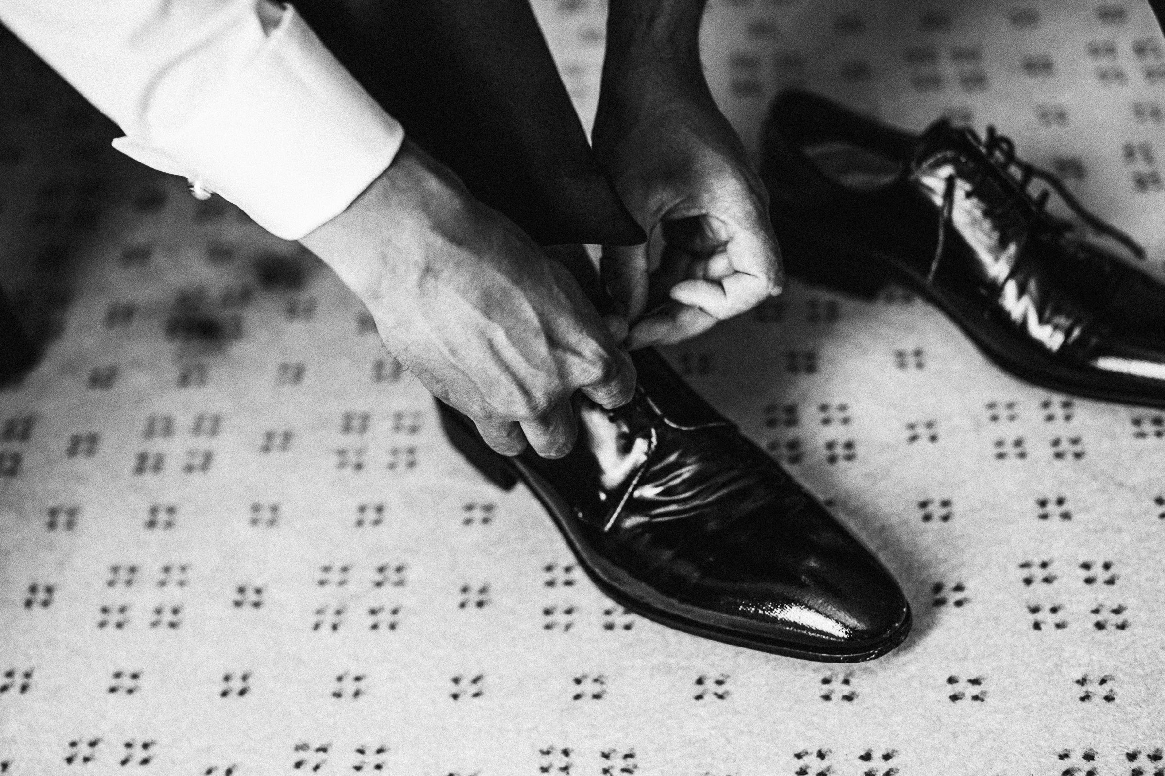 Schlosshochzeit: Bräutigam schnürt sich die Schuhe