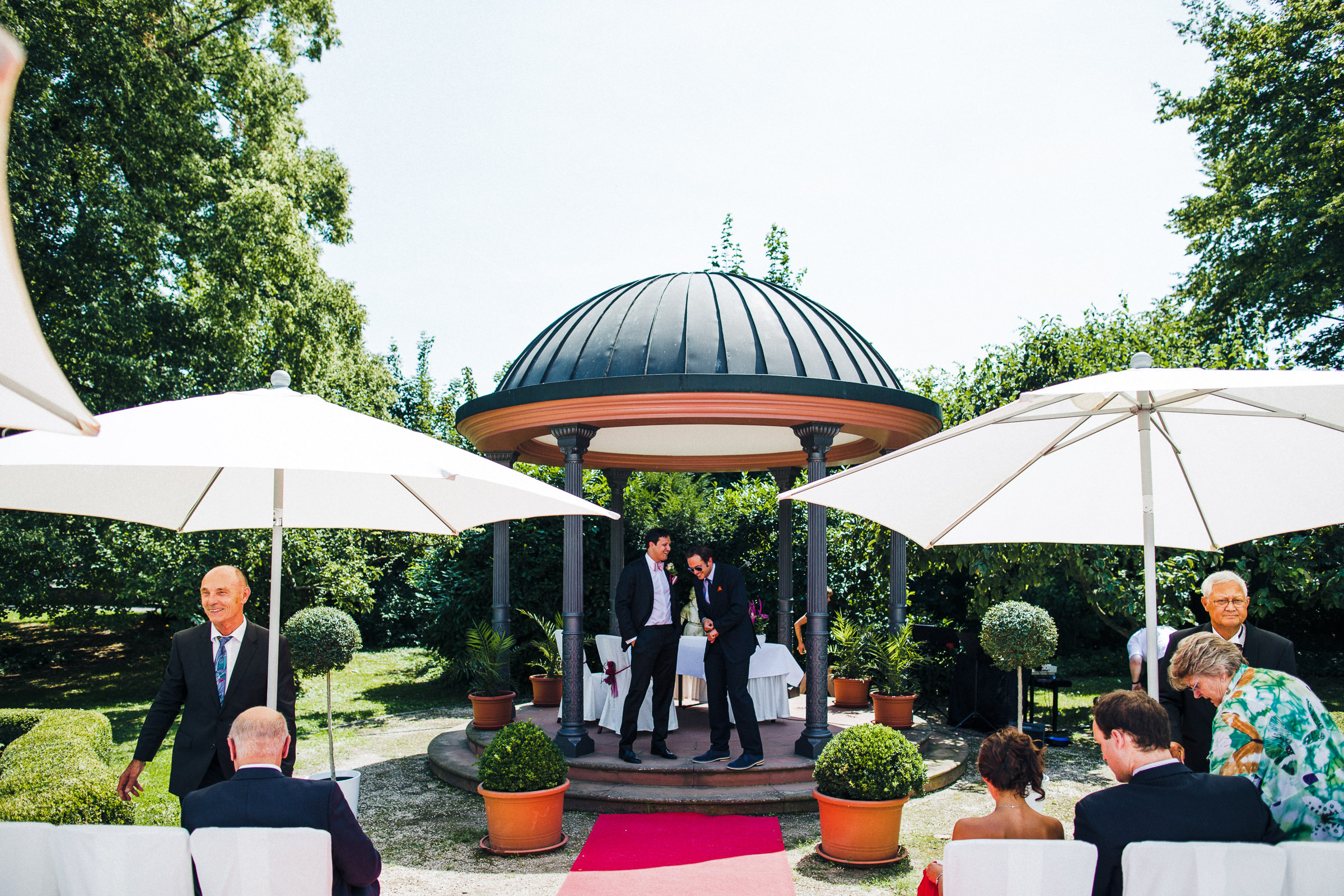 Schlosshochzeit: Bräutigam wartet im Pavillon auf die Braut