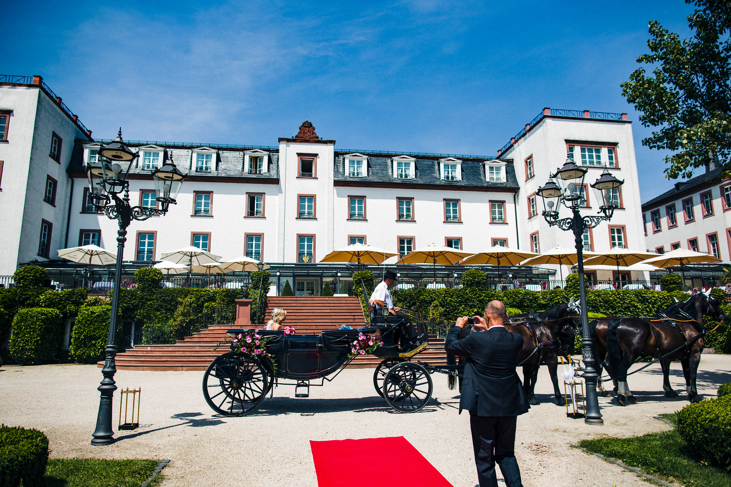 Schlosshochzeit: Kutsche hält vor rotem Teppich