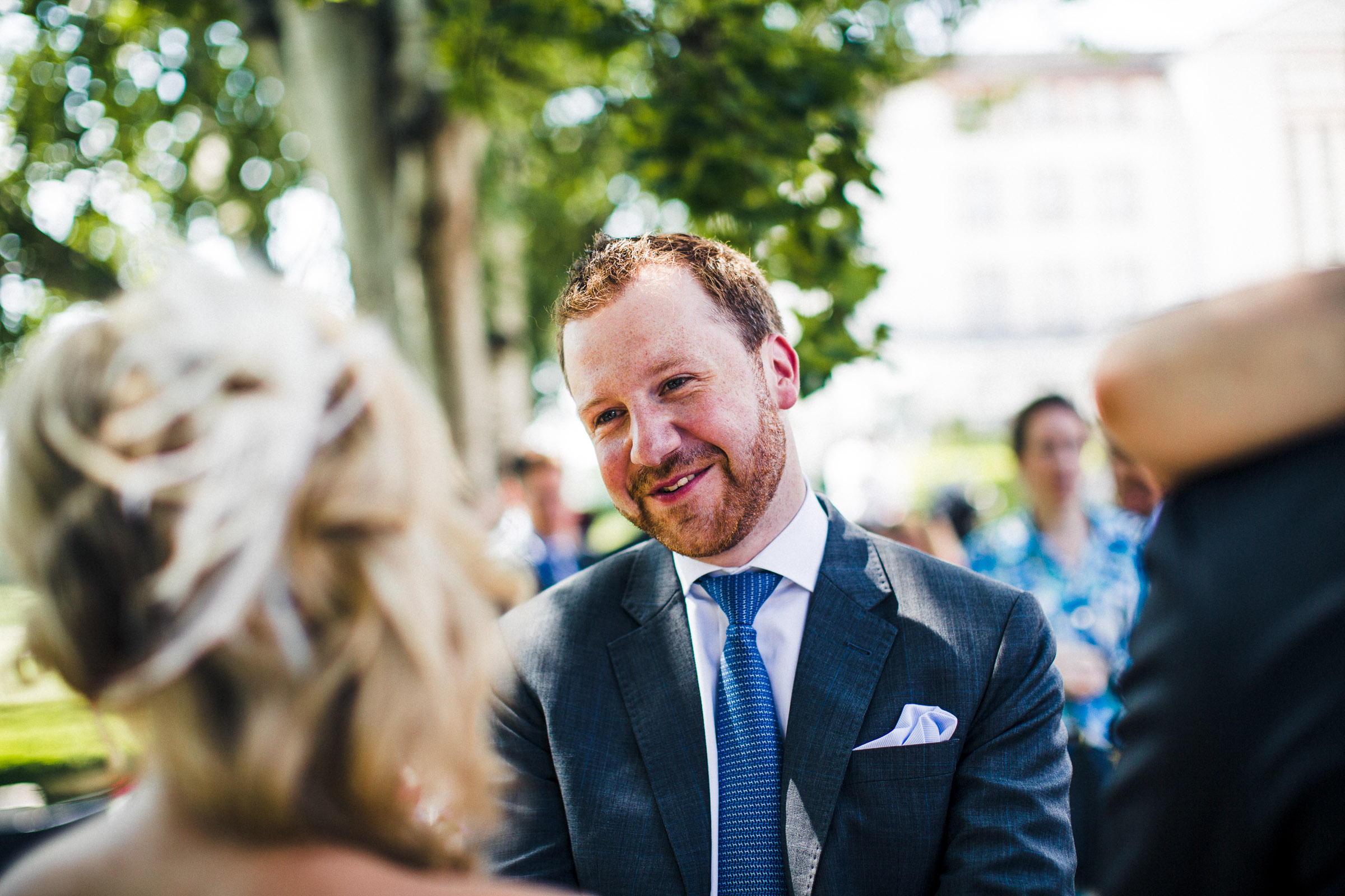 Schlosshochzeit: Hochzeitsgast lächelt der Braut zu
