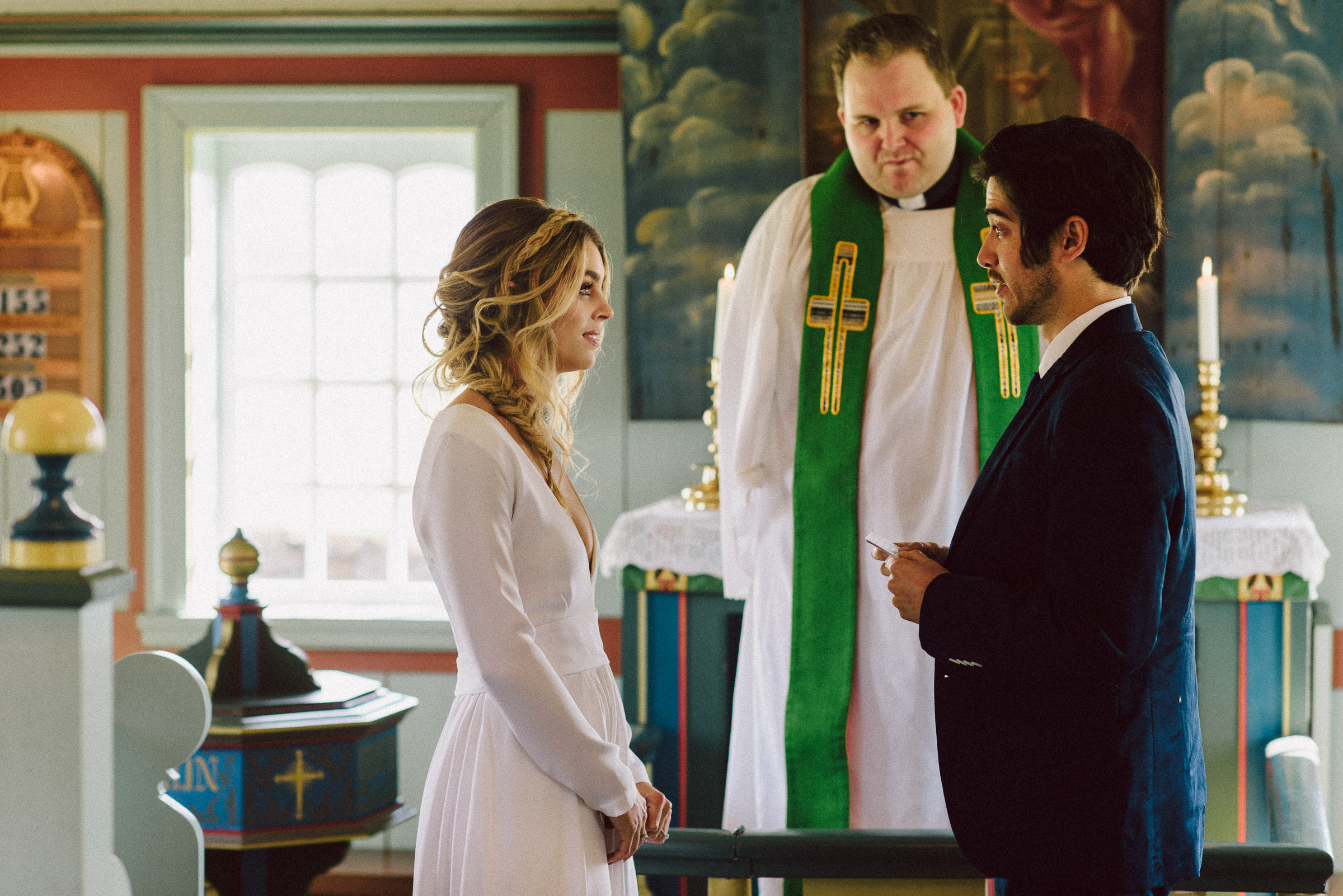 Island-Hochzeit: das Brautpaar vor dem Altar