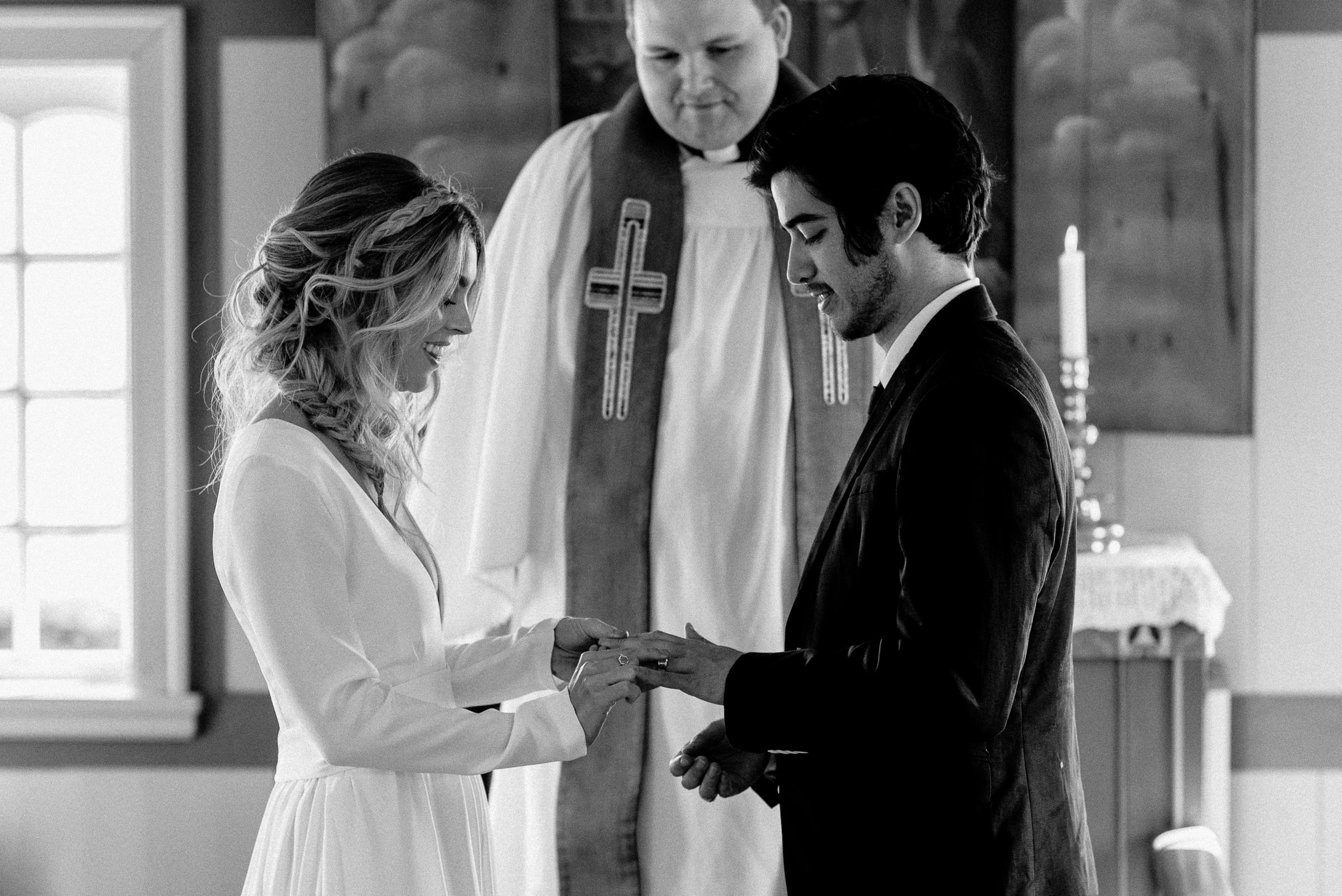 Island-Hochzeit: die Braut steckt dem Bräutigam den Ring an den Finger