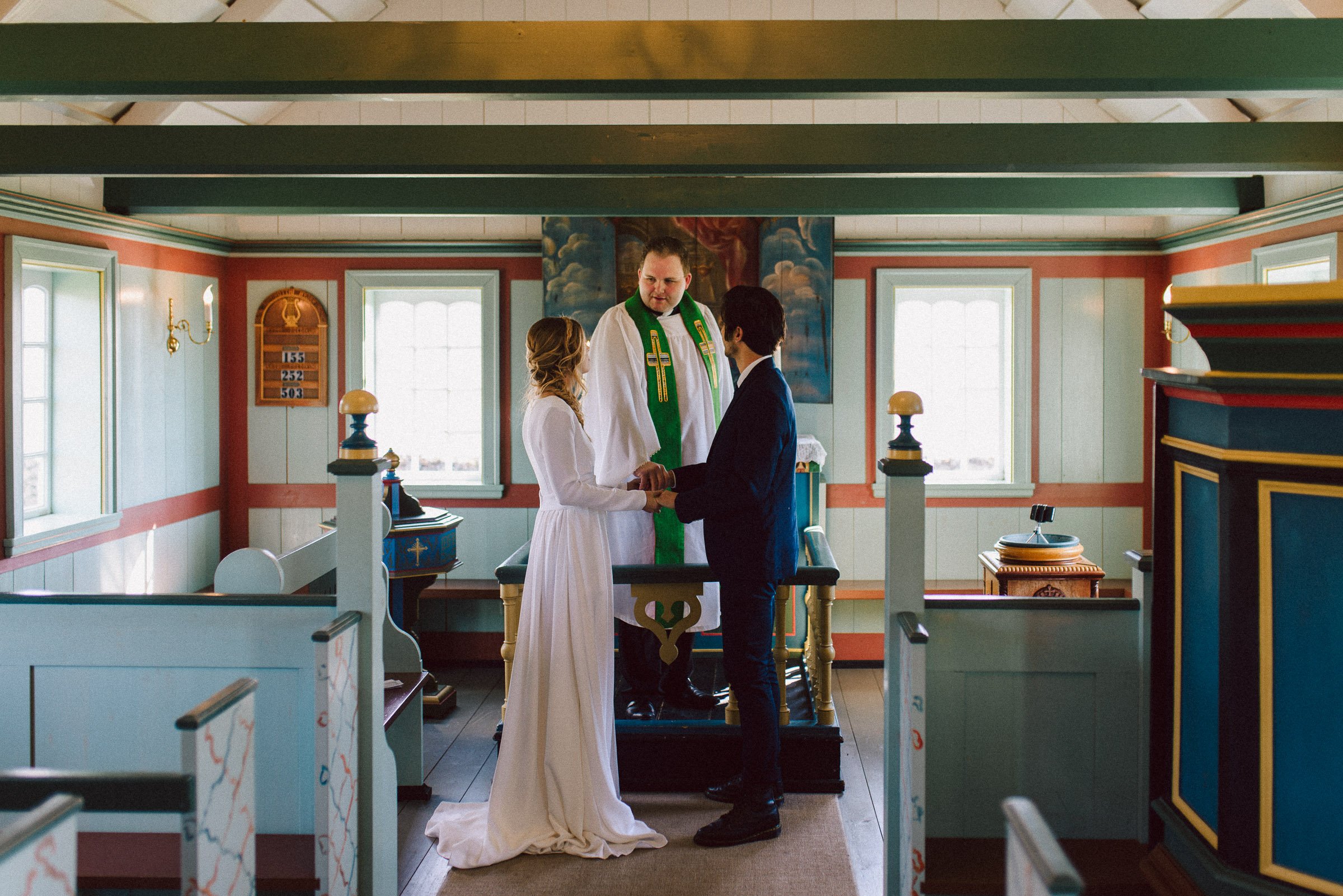Island-Hochzeit: Brautpaar hält sich an den Händen vor dem Altar