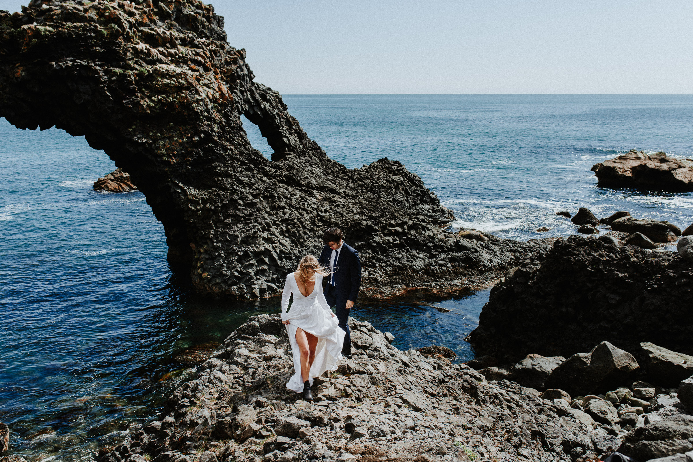 Island-Hochzeit: Brautpaar am Meer