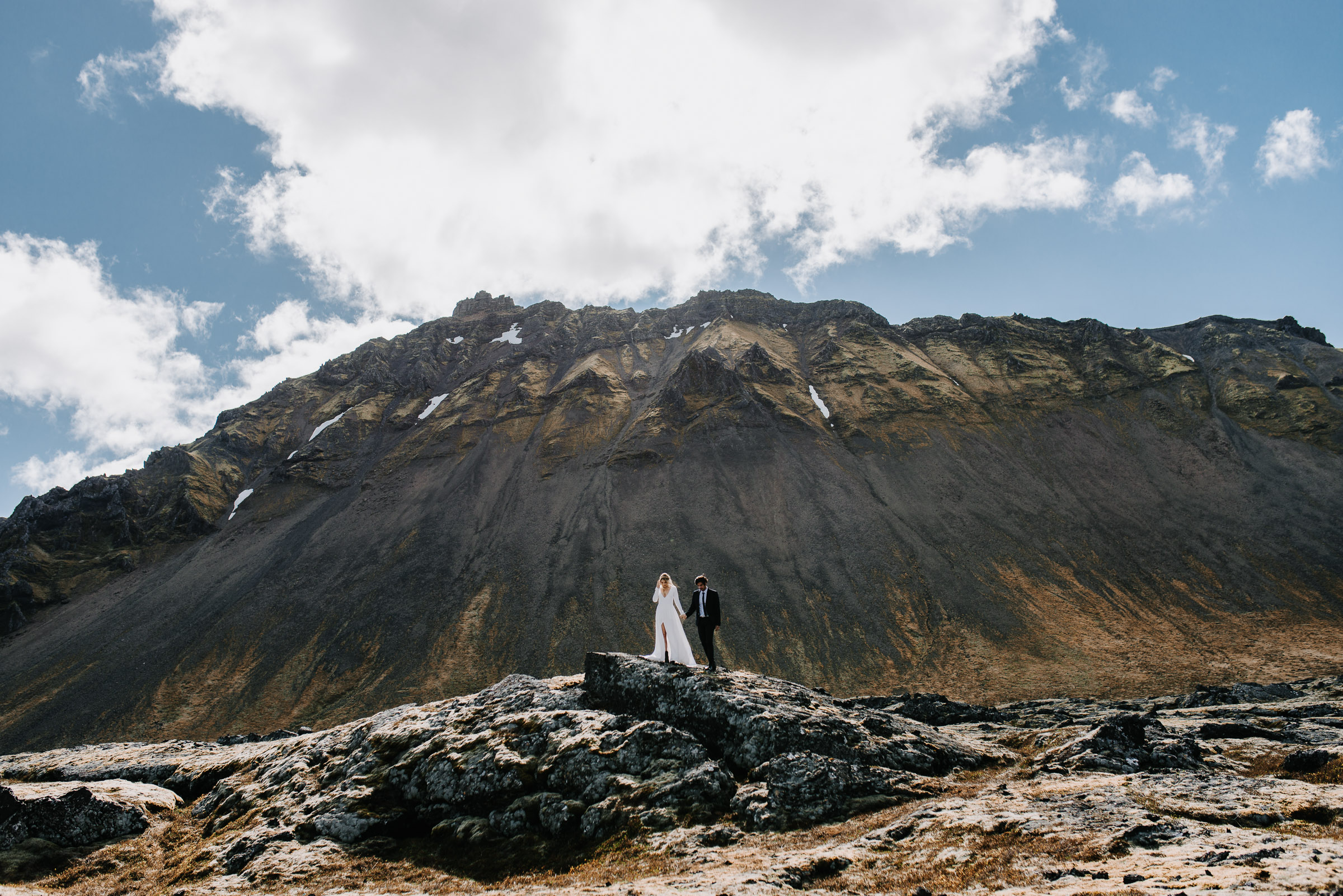 Island-Hochzeit: Brautpaar vor felsiger Kulisse