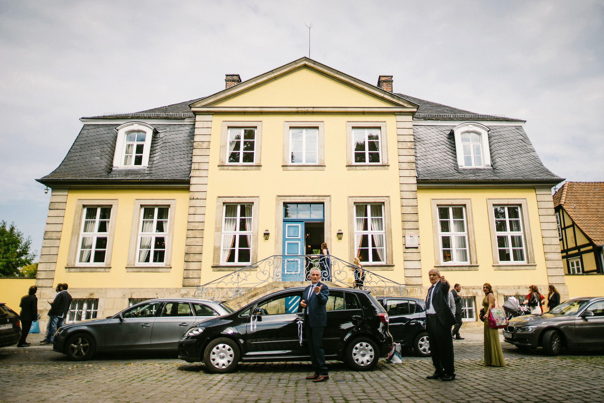 Burghochzeit: Eintreffen der Gäste vor dem Hardenbergschen Haus