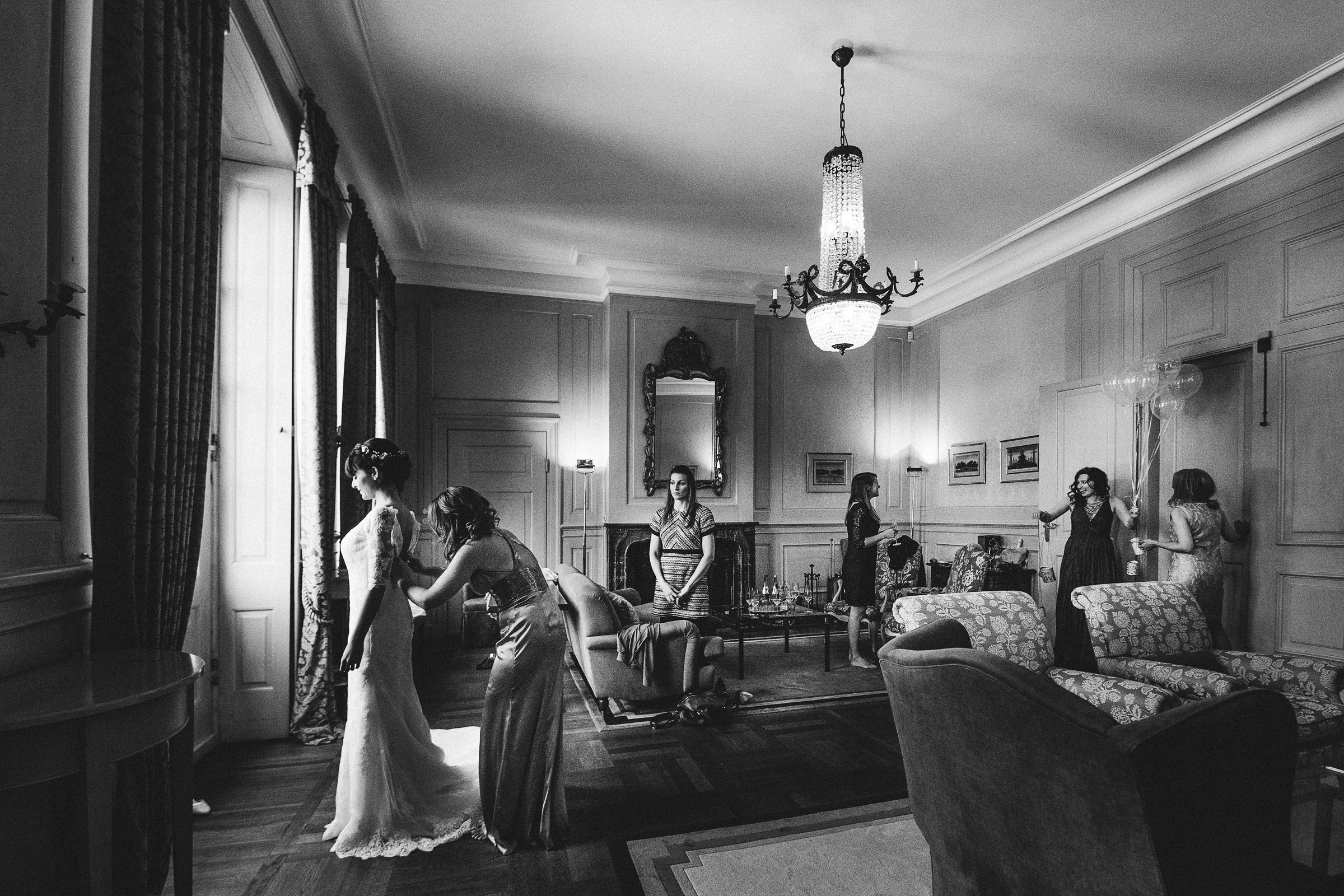 Burghochzeit: Braut und Freundinnen im Hotelzimmer beim Getting Ready