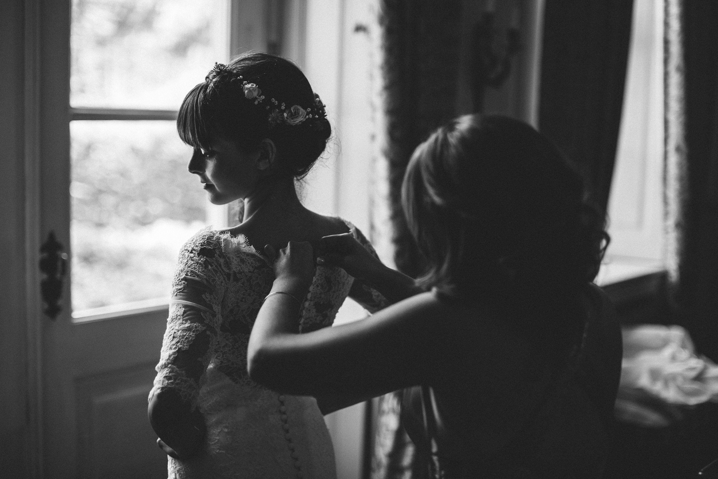 Burghochzeit: Braut beim Anziehen des Hochzeitskleids