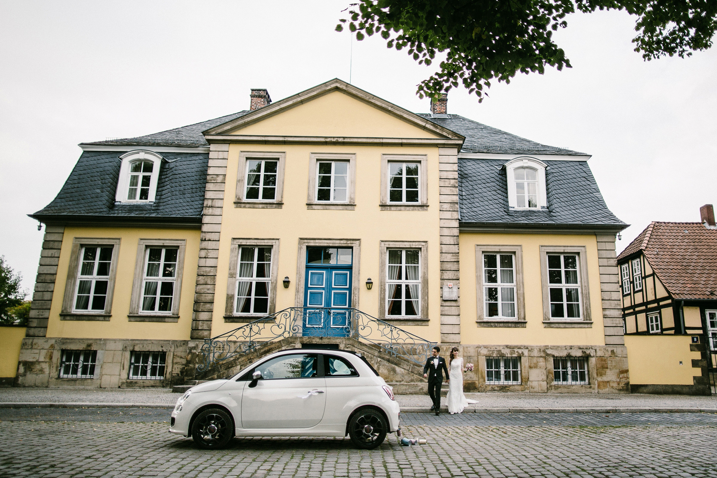 Burghochzeit: Hochzeitsauto wartet vor dem Hotel