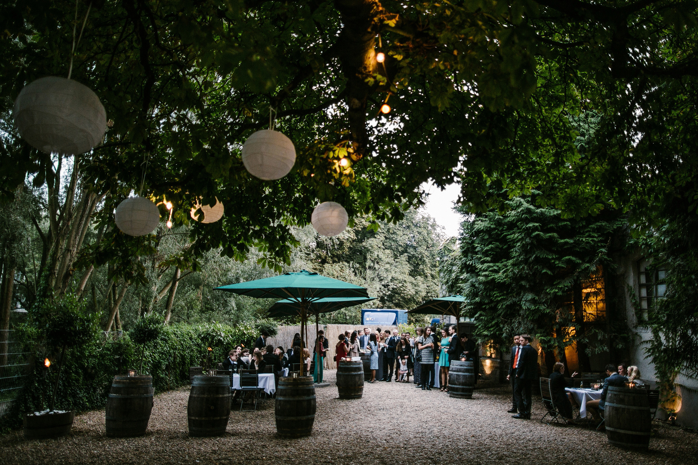 Burghochzeit: Hochzeitsgesellschaft im Garten der Burg