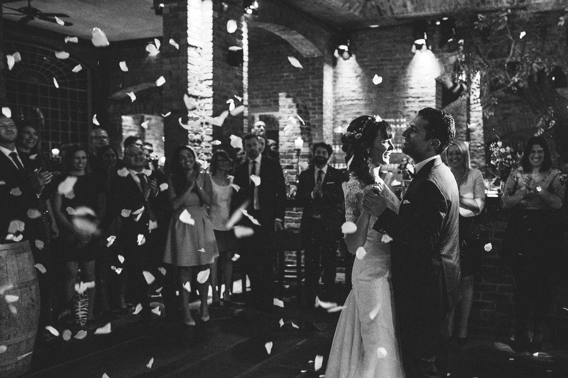 Burghochzeit: Brautpaar tanzt Hochzeitstanz im Blütenregen