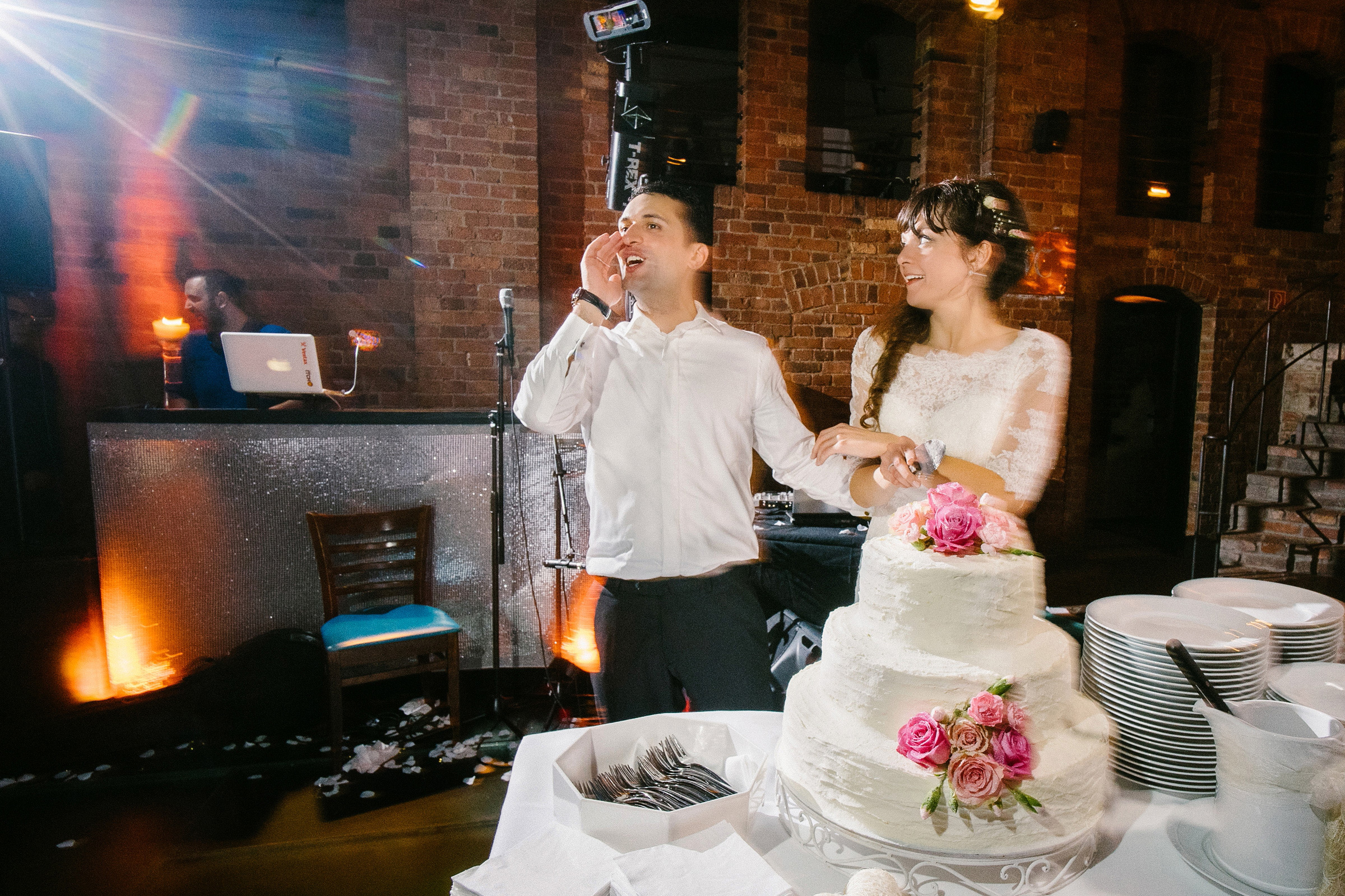 Burghochzeit: Bräutigam ruft zum Anschneiden der Hochzeitstorte