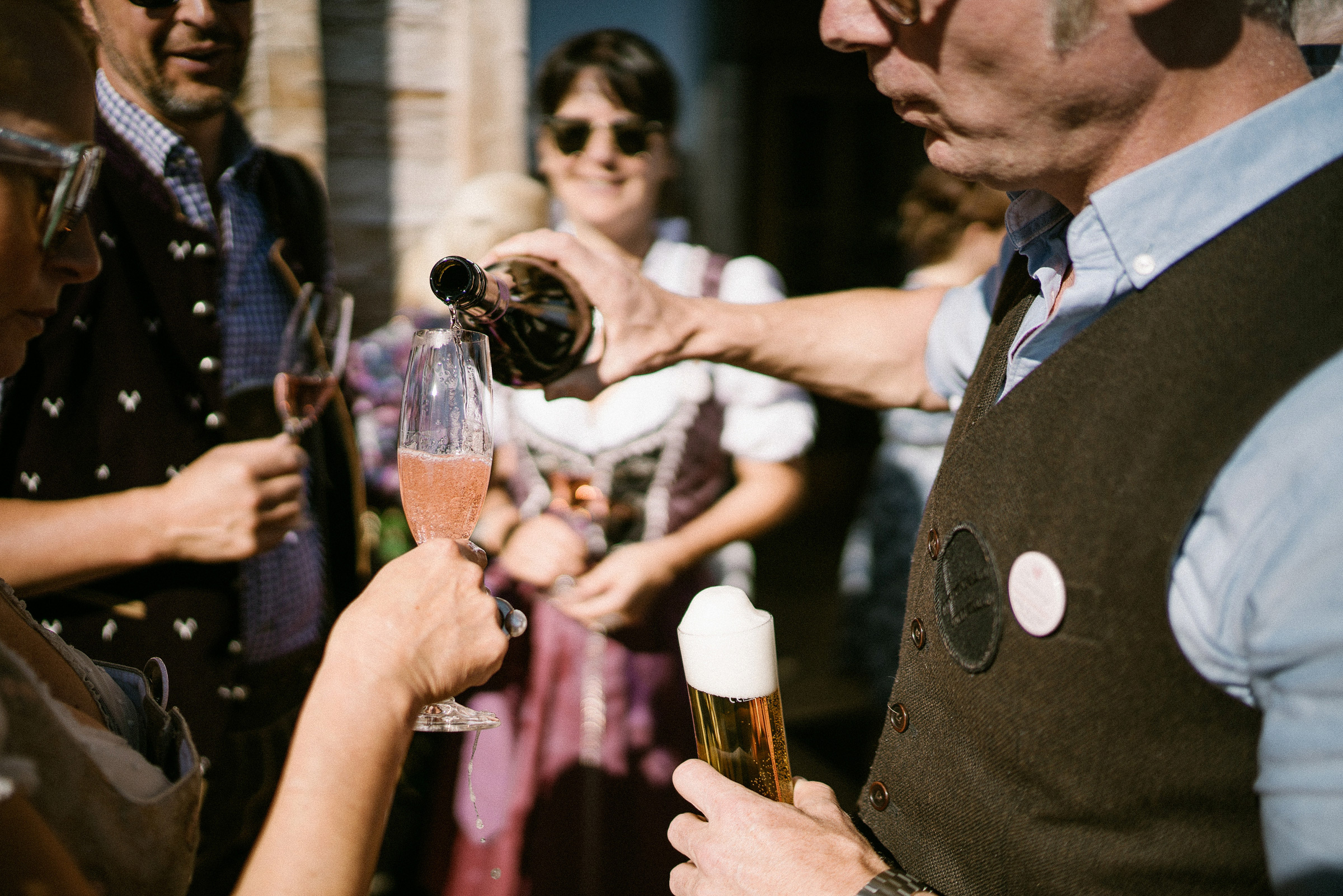 Alpenhochzeit: es wird Sekt eingeschenkt