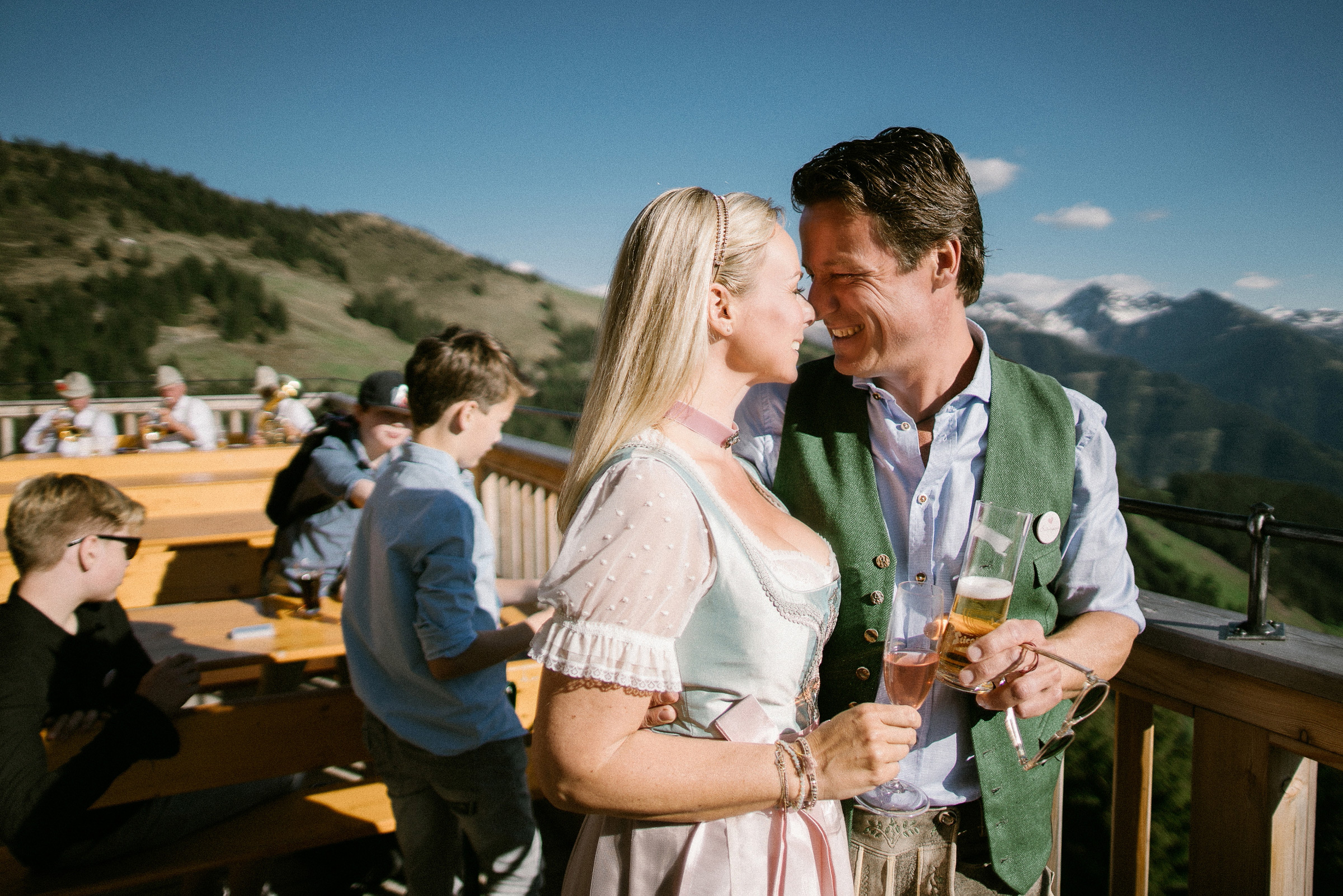 Alpenhochzeit: Brautpaar in Tracht strahlt sich an