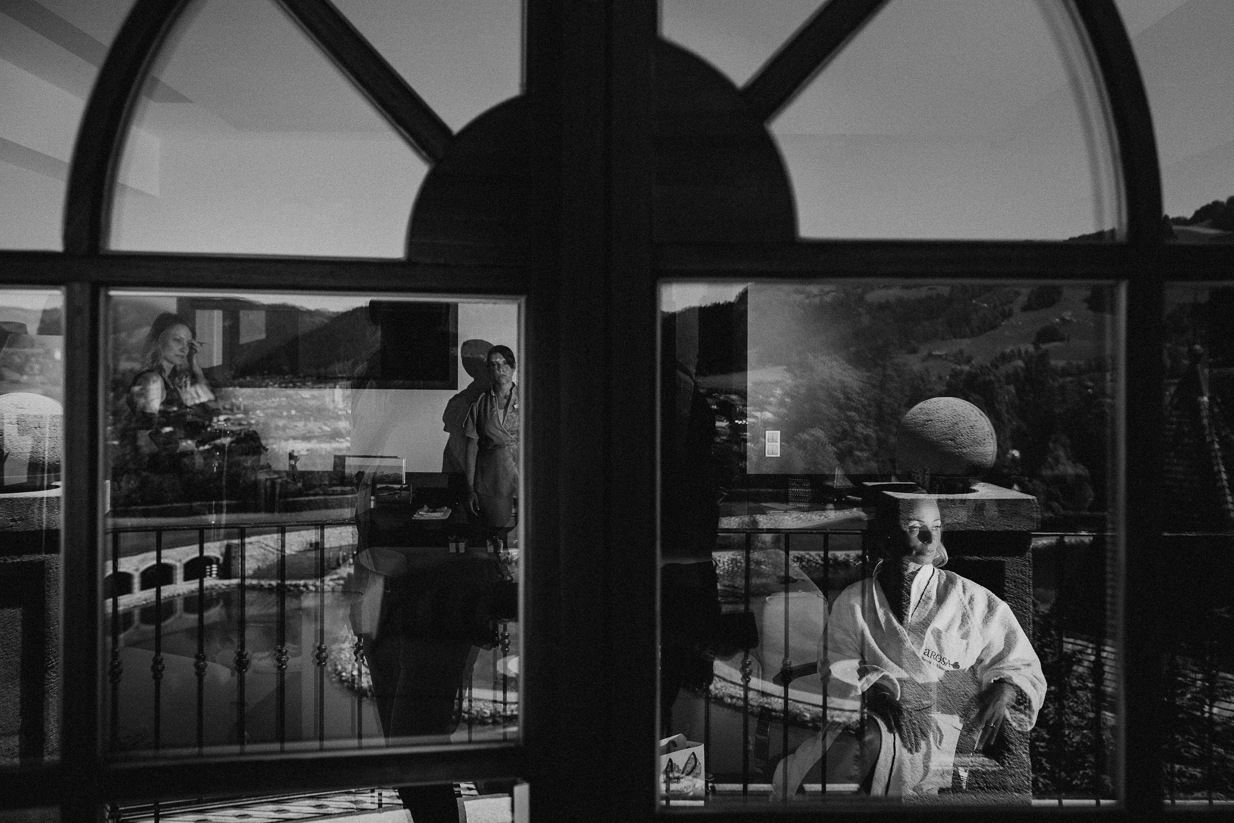 Alpenhochzeit: Reflektion der Braut im Fenster